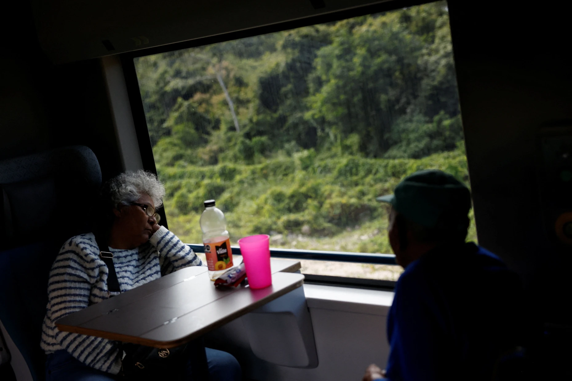Touristen schauen aus dem Fenster des Maya-Zugs.