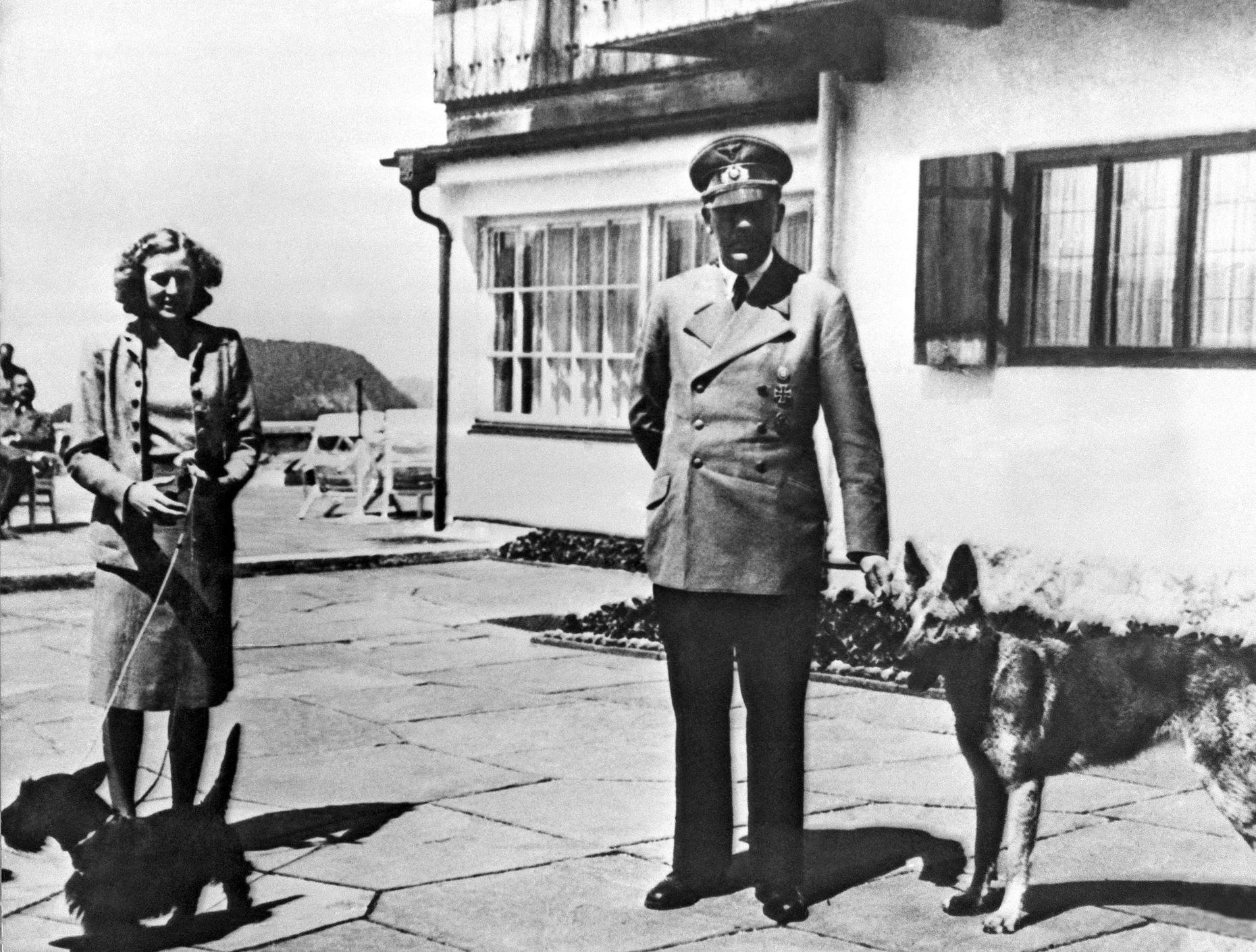 Im Jahr 1942: Adolf Hitler und seine heimliche Geliebte Eva Braun auf dem Obersalzberg