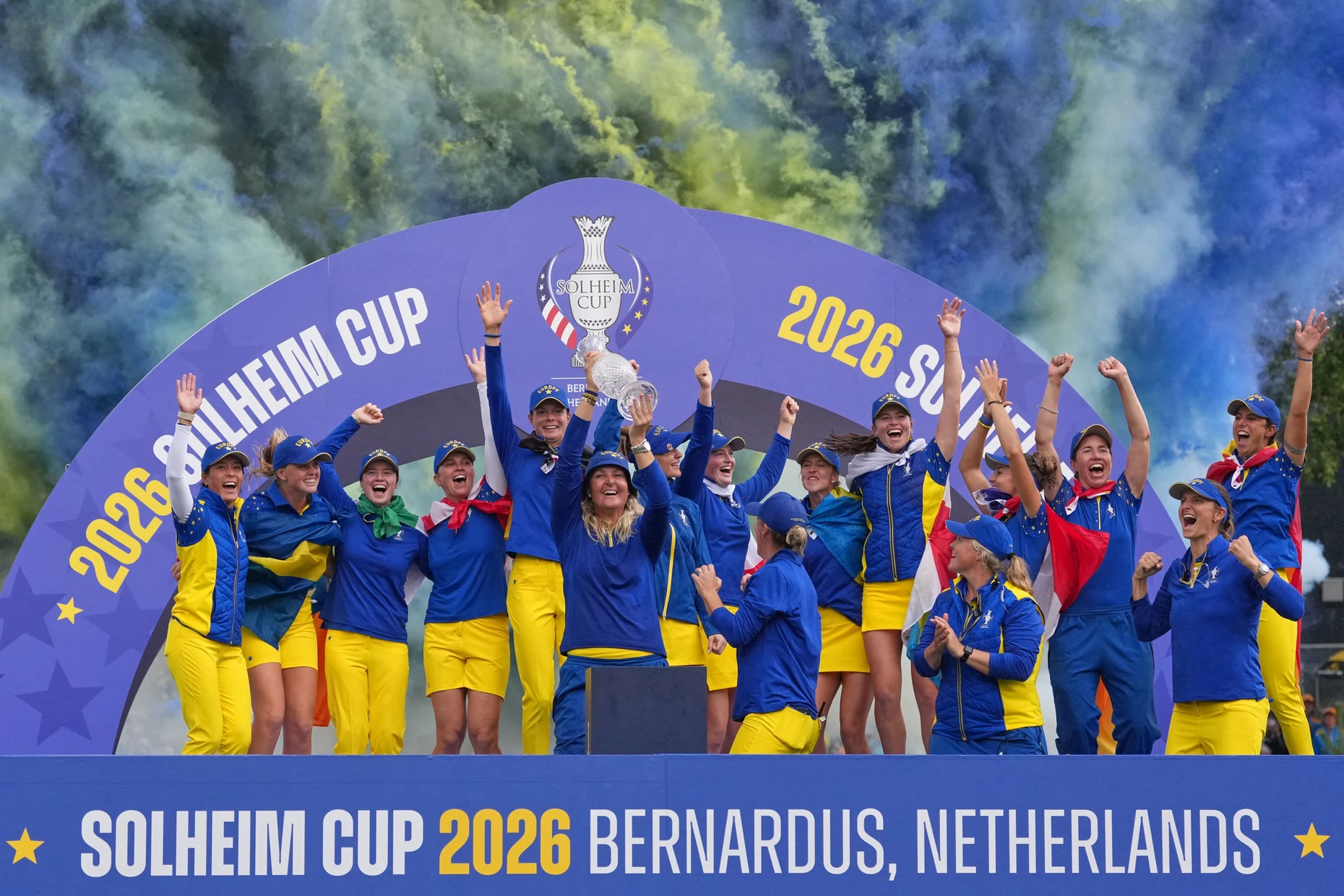 Da ist die Trophäe: Anna Nordqvist (mit Pokal) und ihre Teamkolleginnen bejubeln den Gewinn des Solheim Cups.
