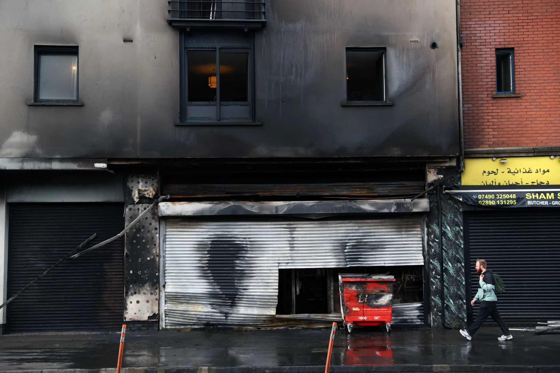 Ein Blick auf einen ausgebrannten Lebensmittelladen und Wohnungen am Mittwoch an der Sandy Row nach Ausschreitungen in Belfast Dienstagnacht