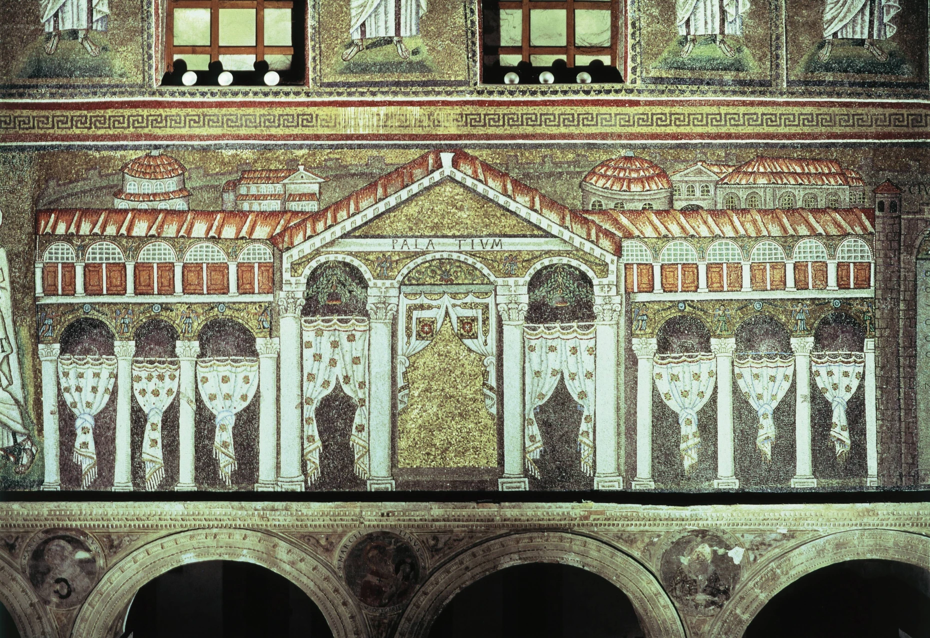 Die siegreichen Oströmer haben das Bildnis des Königs ausgekratzt: Mosaik des Palasts von Theoderich in der Basilika von San Apollinare Nuovo in seiner einstigen Residenzstadt Ravenna.