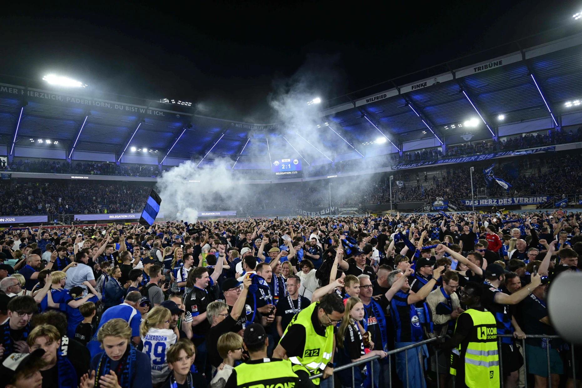 Nach Schlusspfiff gab es kein Halten mehr: Paderborner Fans und Spieler feiern die Rückkehr in die Bundesliga.