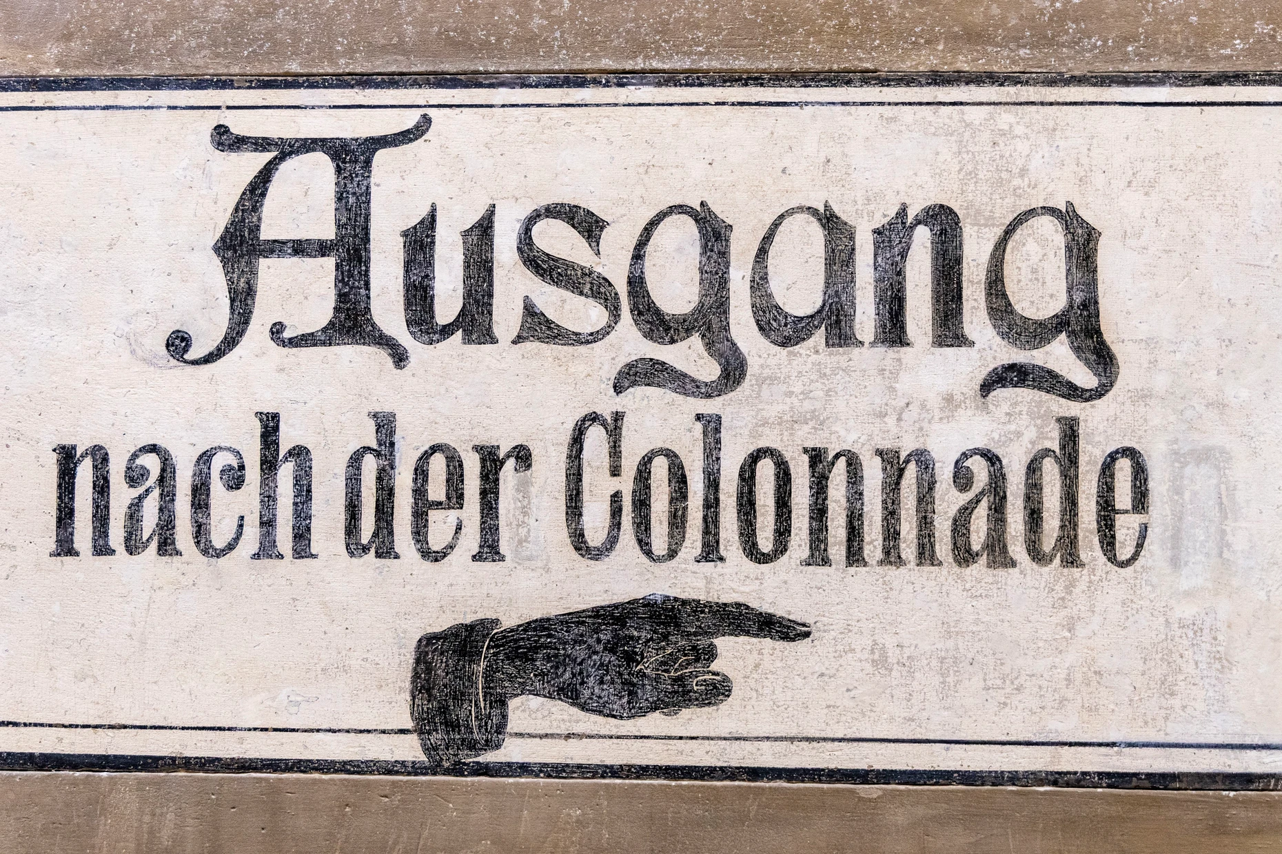 Freigelegt und restauriert: Dieses alte Hinweisschild war ursprünglich Teil der Fassade.