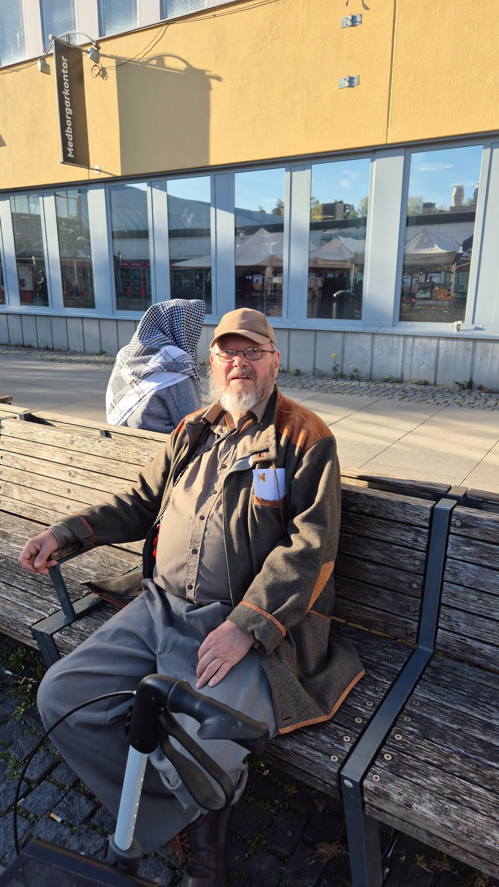 Fühlt sich in seinem Viertel fremd: Ulf Melander auf einer Bank vor der Bibliothek in Tensta