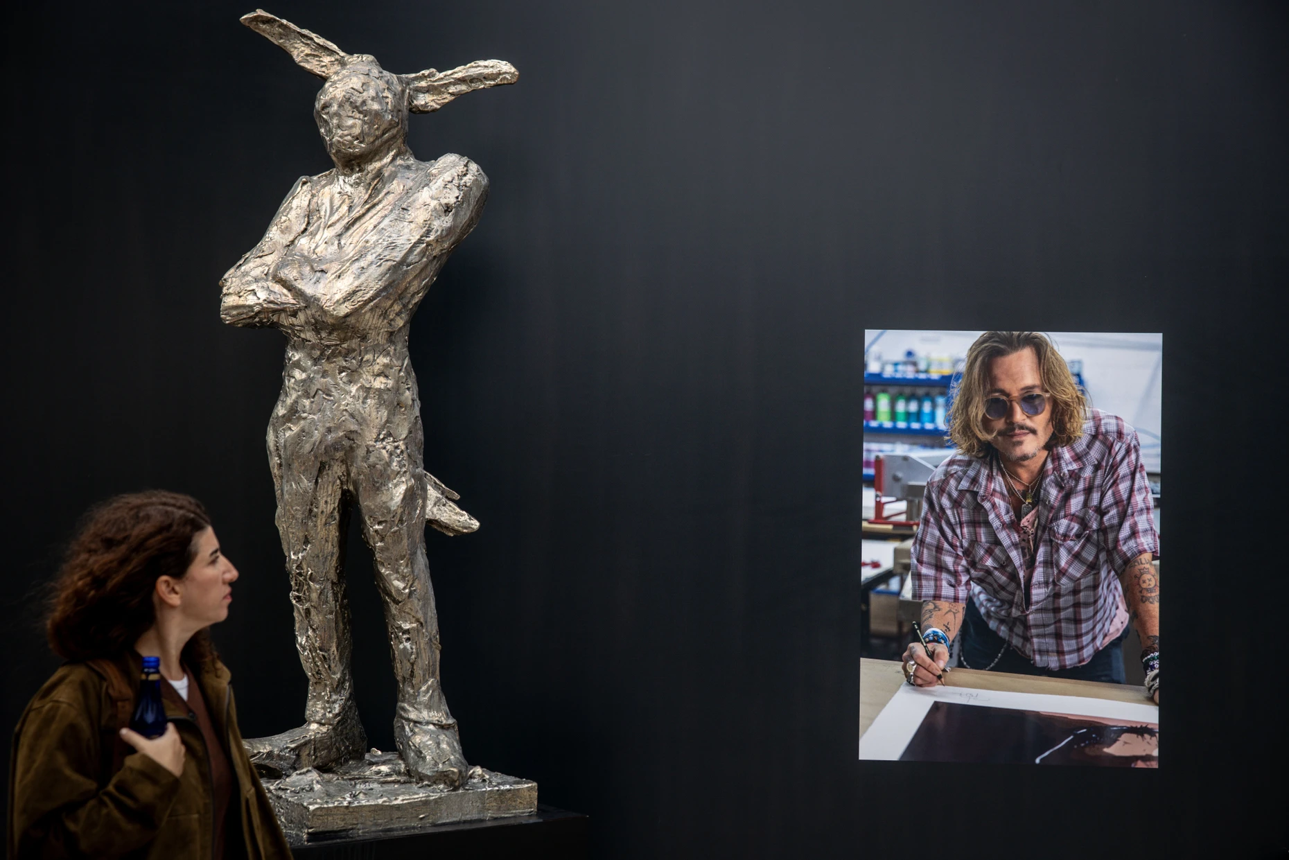 Sein Name ist Hase: „Bunnyman“, heißt die Figur, mit der Johnny Depp auf der CI seine Premiere als Großbildhauer feiert.