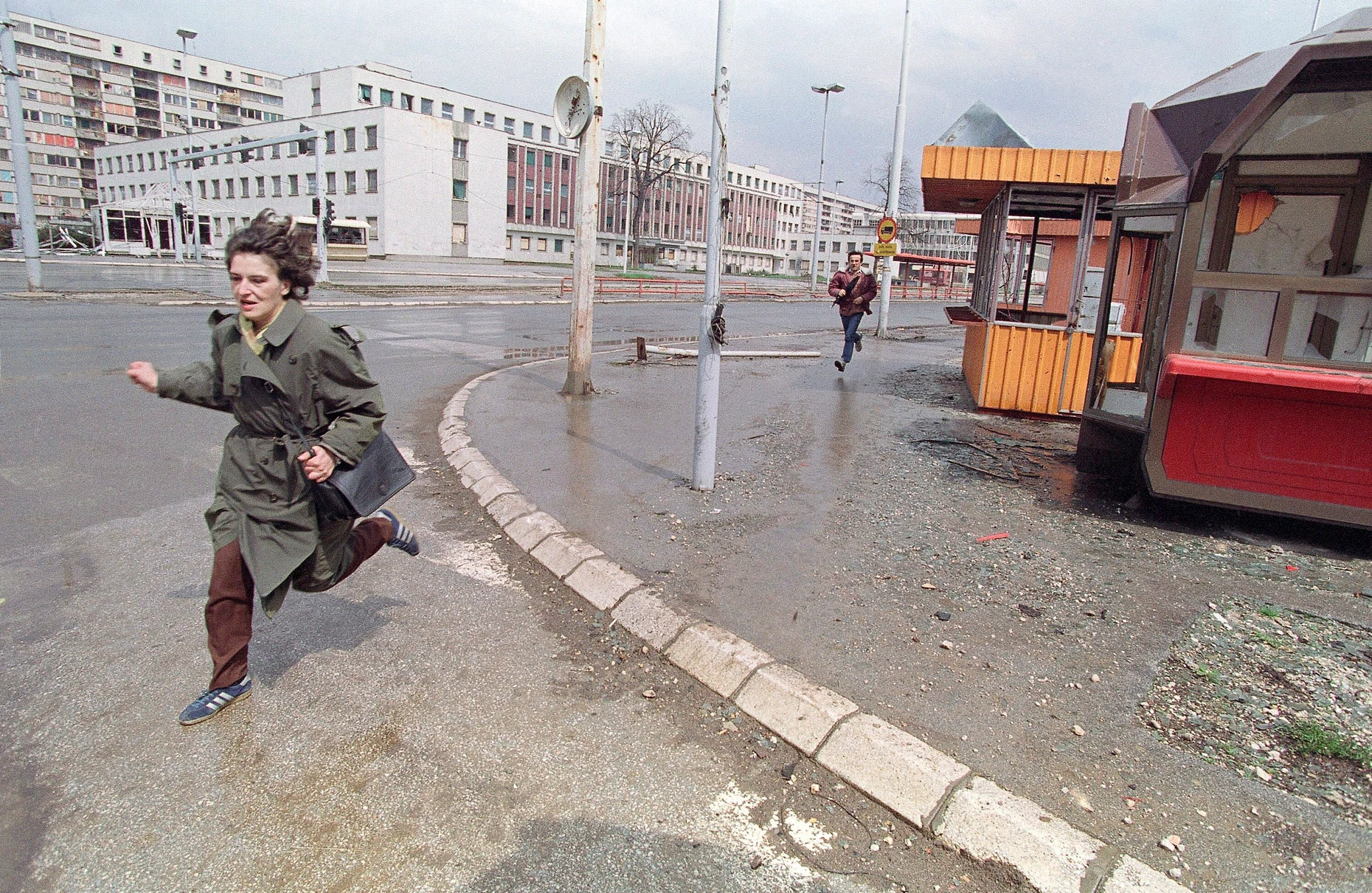 Ein Fußgängerin rennt im April 1993 durch die berüchtigte „Scharfschützengasse“ von Sarajevo.