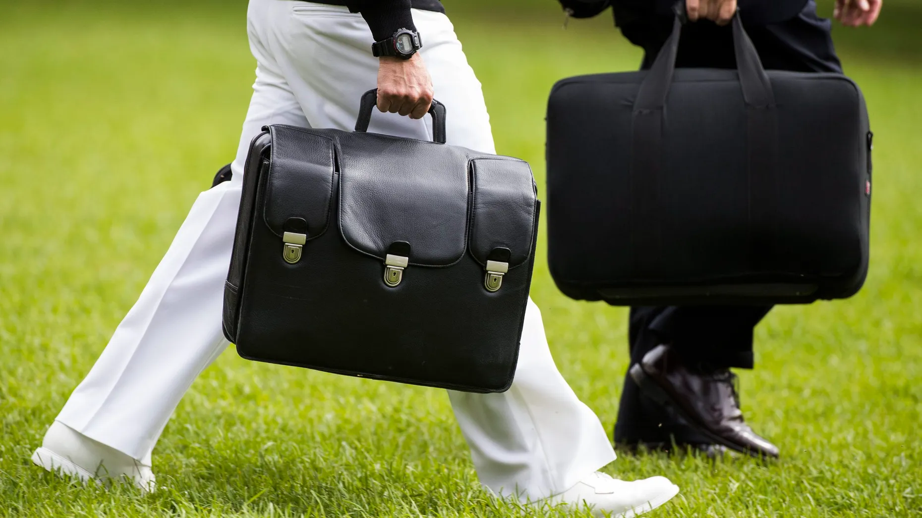 Der sogenannte „Nuclear Football“ ist ein Aktenkoffer, dessen Inhalt vom Präsidenten der Vereinigten Staaten genutzt werden kann, um außerhalb fester Kommandozentren – etwa dem Situation Room im Weißen Haus oder dem Presidential Emergency Operations Center – eine nukleare Attacke zu kommunizieren und zu autorisieren.