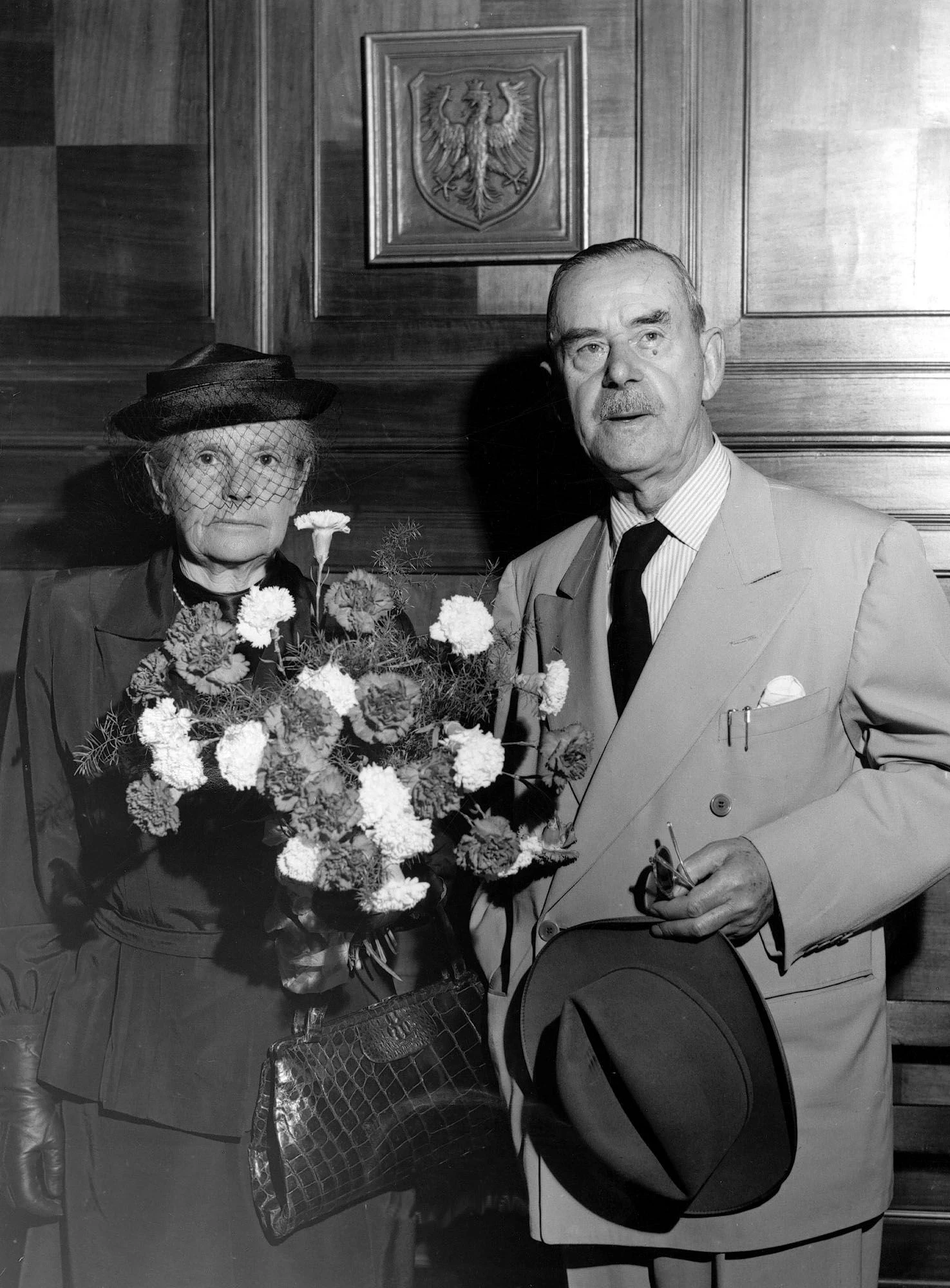 Blumen zur Begrüßung: Katia und Thomas Mann am 24. Juli 1949 im Gästehaus der Stadt Frankfurt. Es ist Katia Manns 66. Geburtstag.