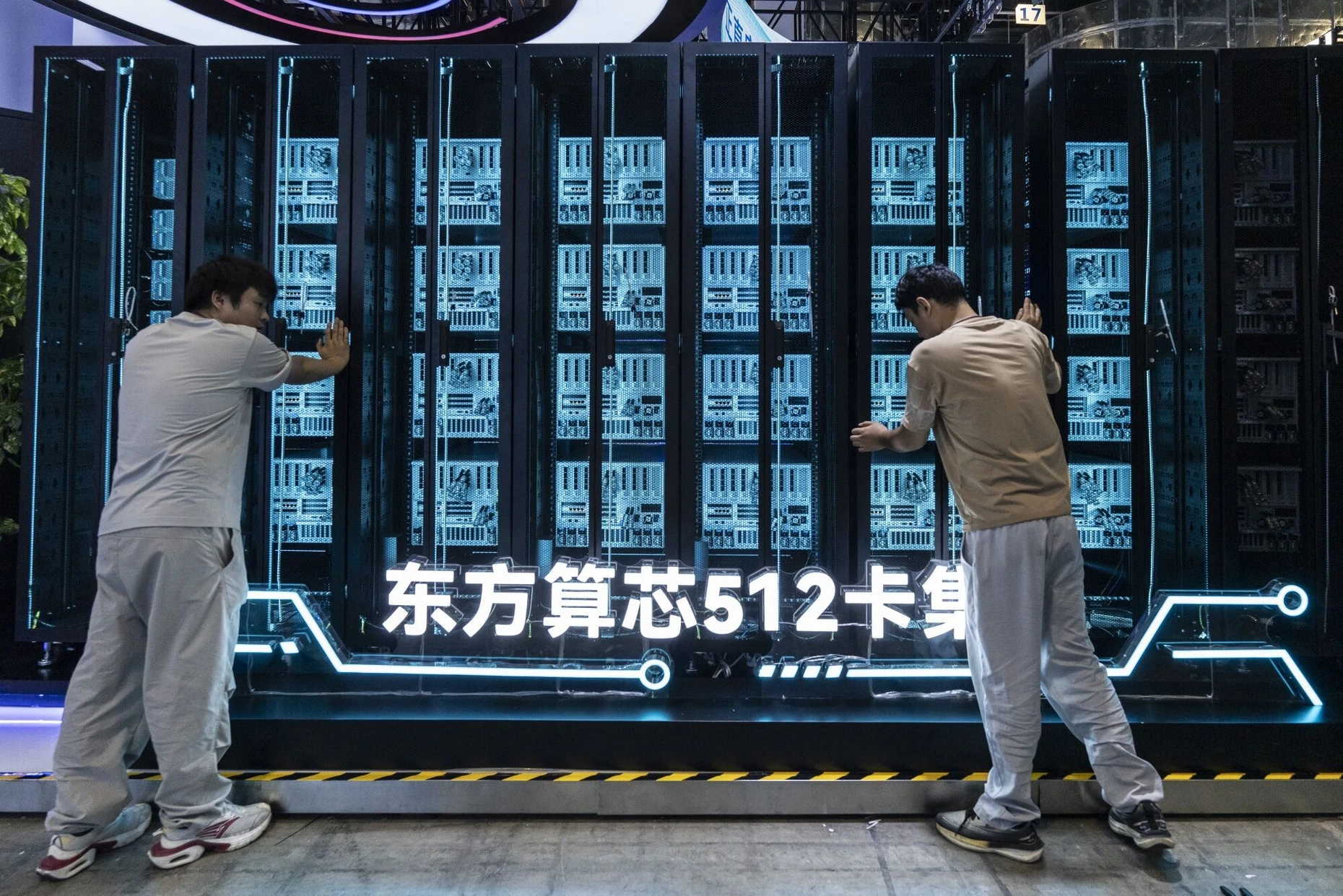 Chinesische Entwicklungen vorantreiben: Ein Modell des 512 Pod des chinesischen Start-ups Dongfang Suanxin auf der World AI Conference am 16.7.26 in Shanghai