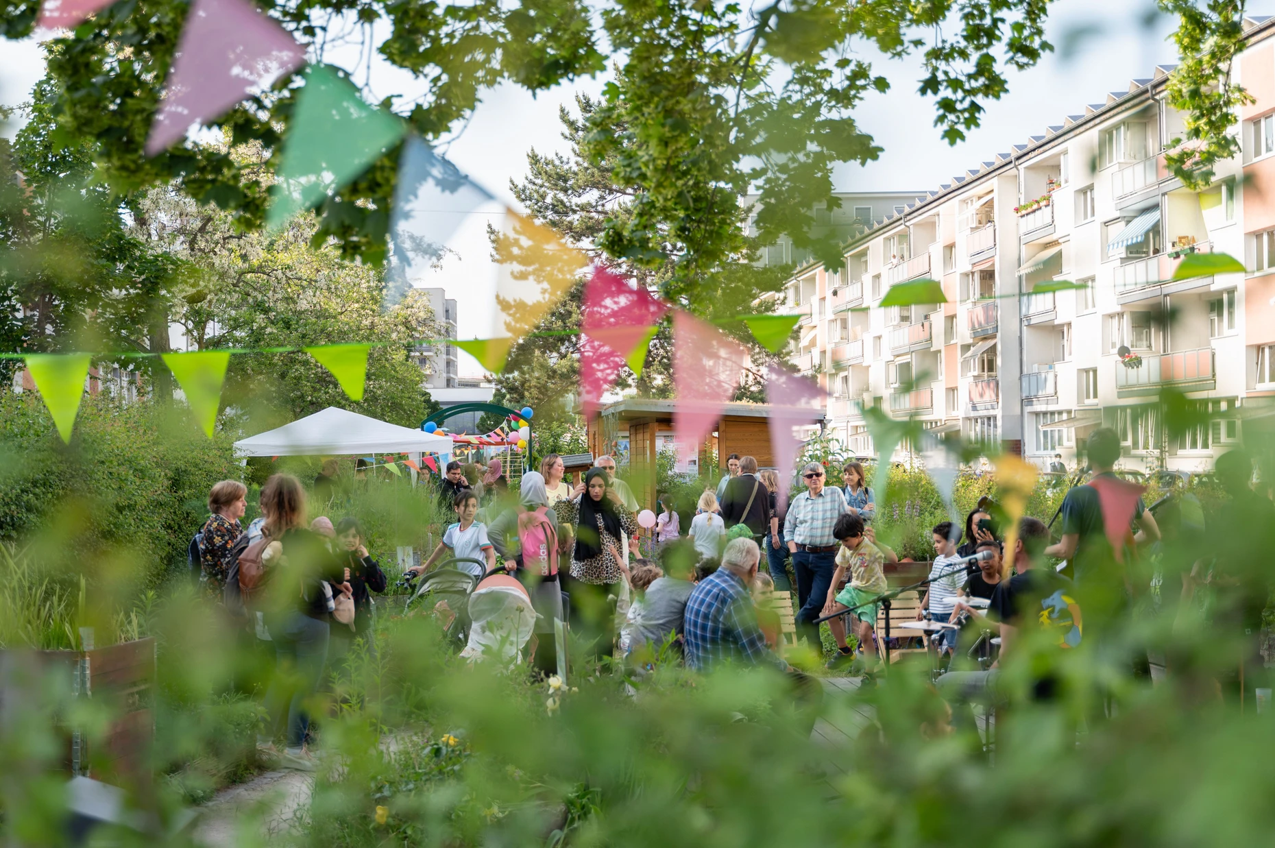Der Gallus Garten wird ebenfalls vom Mehrgenerationenhaus betreut. Und dient wie hier als Ort für ein Nachbarschaftsfest.