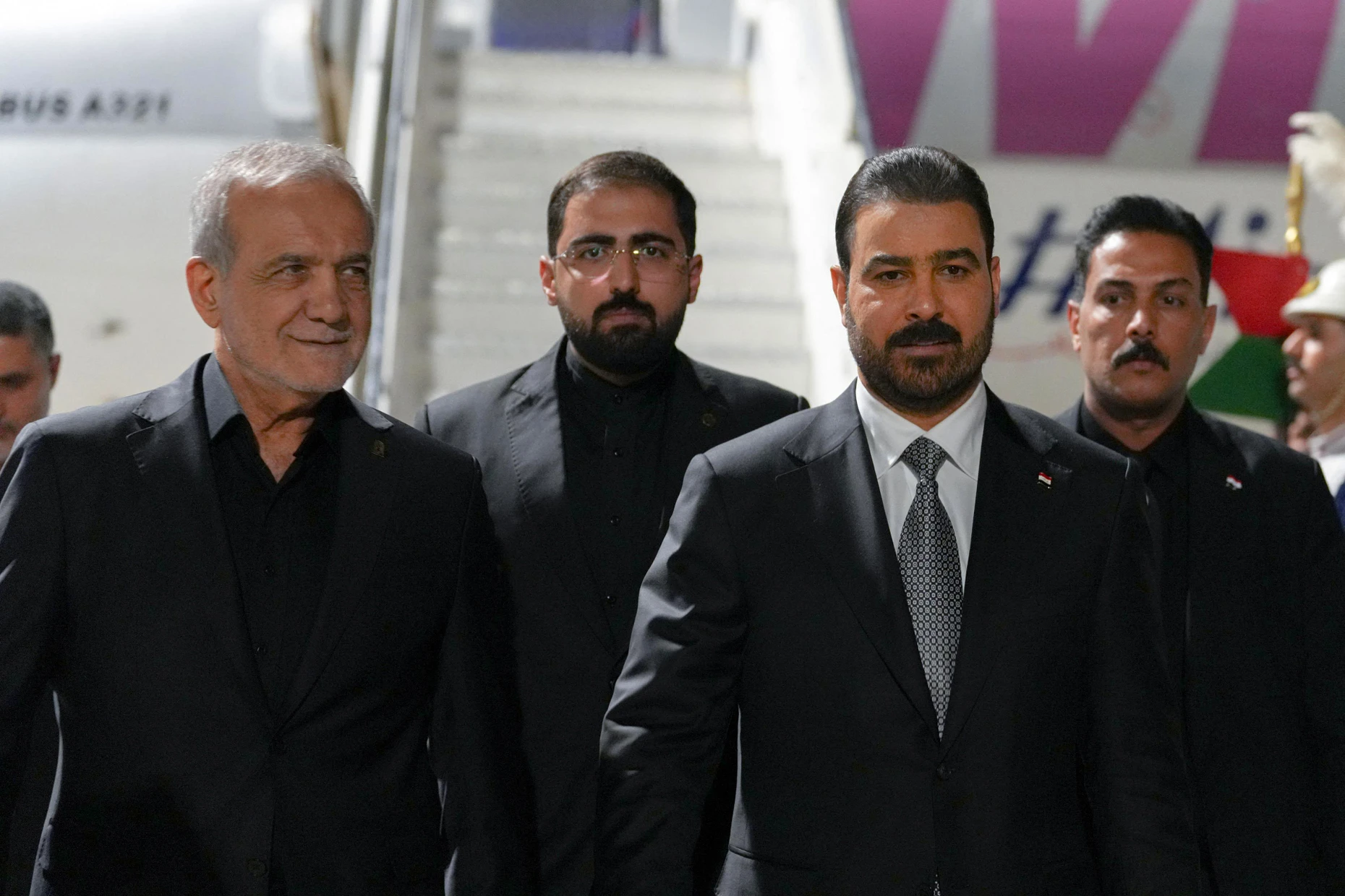 Iraks Ministerpräsident Ali al-Zaidi (r.) empfängt den iranischen Präsidenten Massud Peseschkian am Dienstag in Nadschaf.