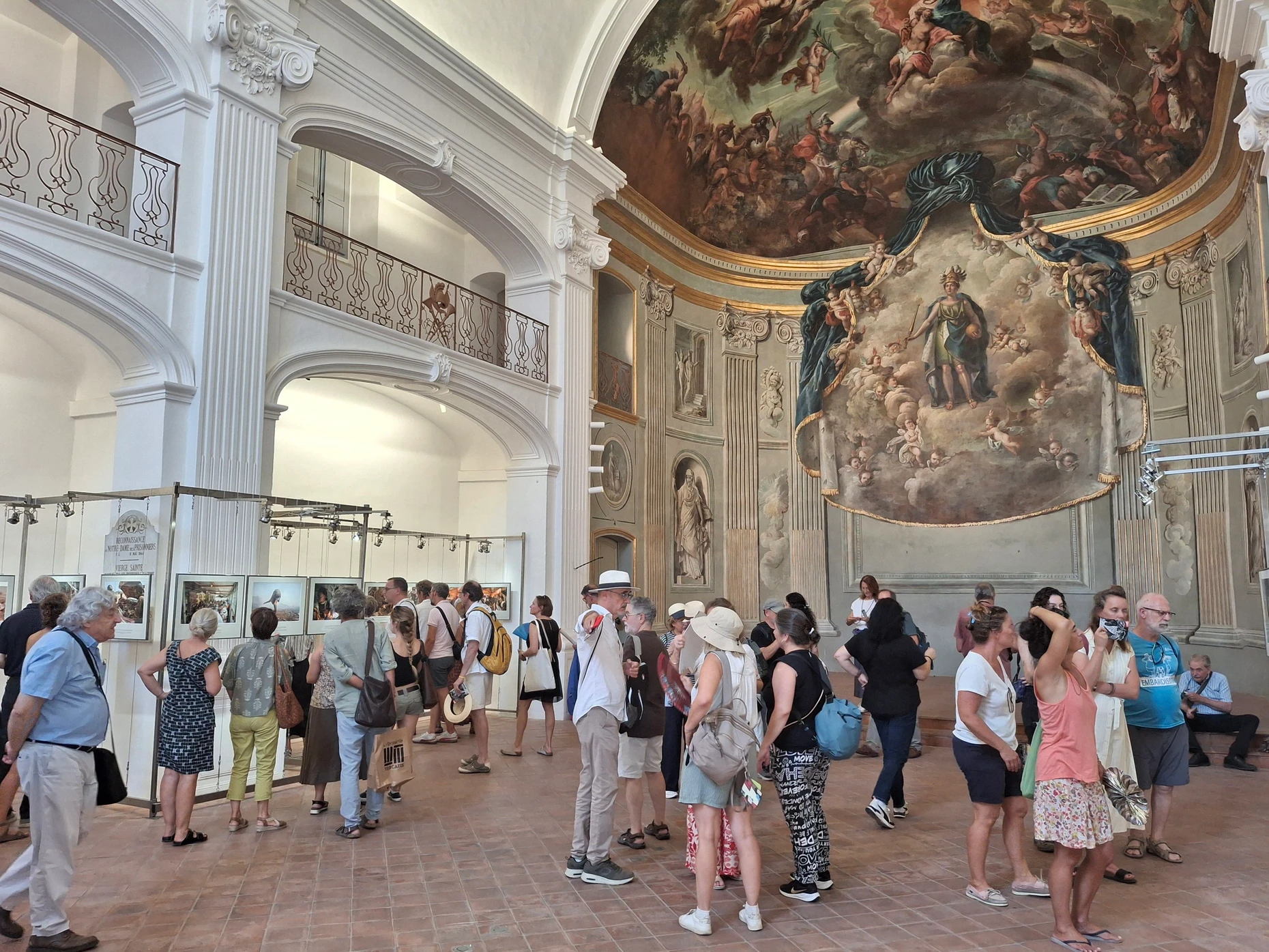 In der Chapelle du Tiers-Ordre sind Bilder von Hervé Lequeux ausgestellt, die die Reise minderjähriger Flüchtlinge von Guinea nach Europa zeigen.