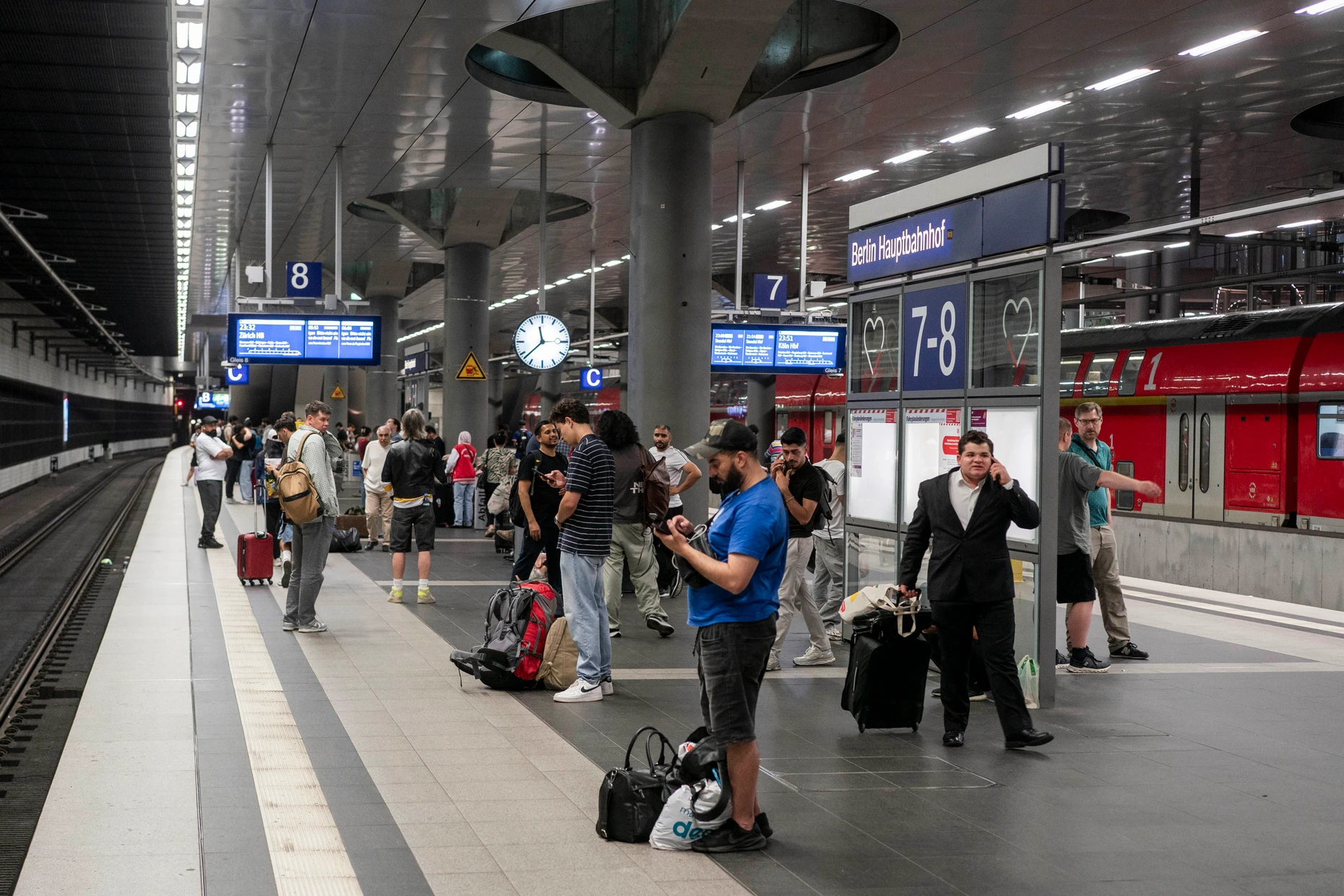 Menschen warten in Berlin am Hauptbahnhof nach einer bundesweiten Störung bei der Deutschen Bahn.