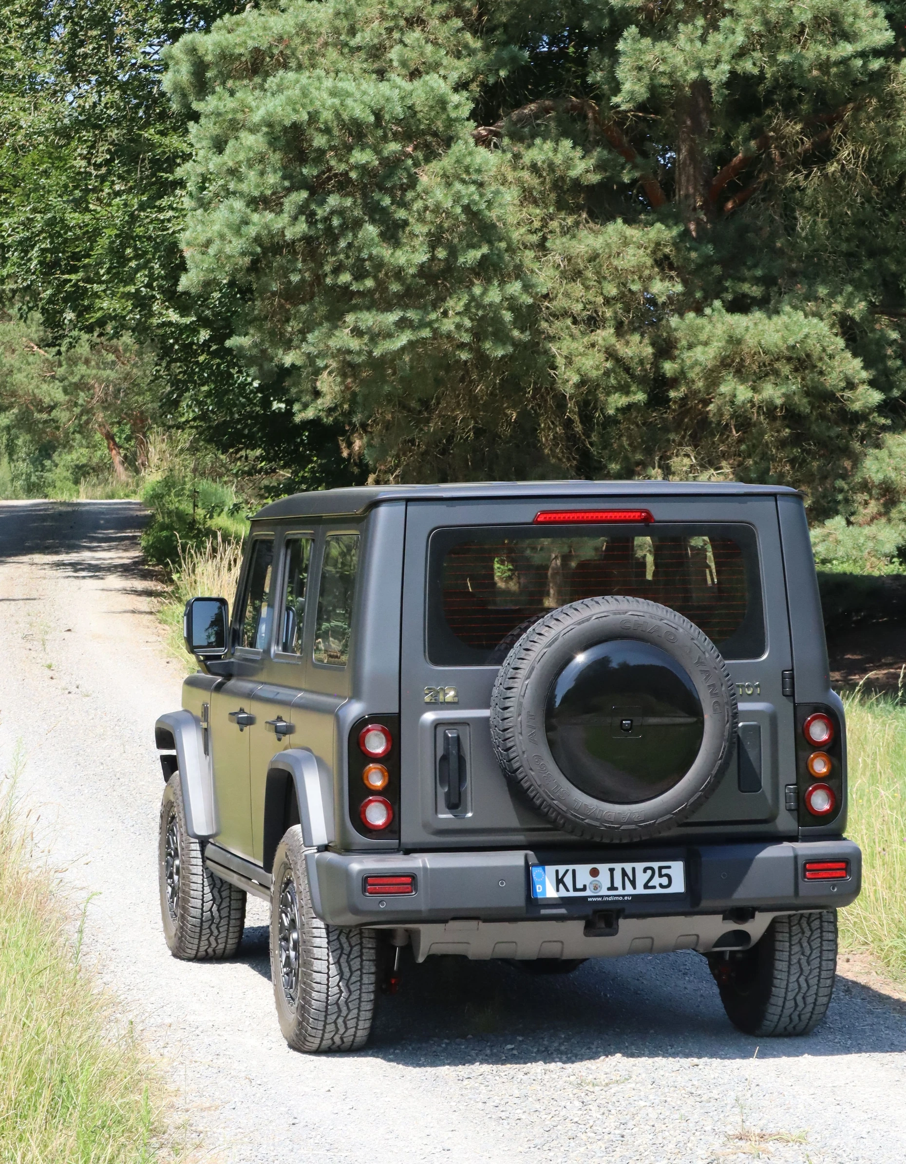 Der BAW 212 setzt auf einen Leiterrahmen, Starrachsen, zuschaltbaren Allradantrieb und Differenzialsperren.