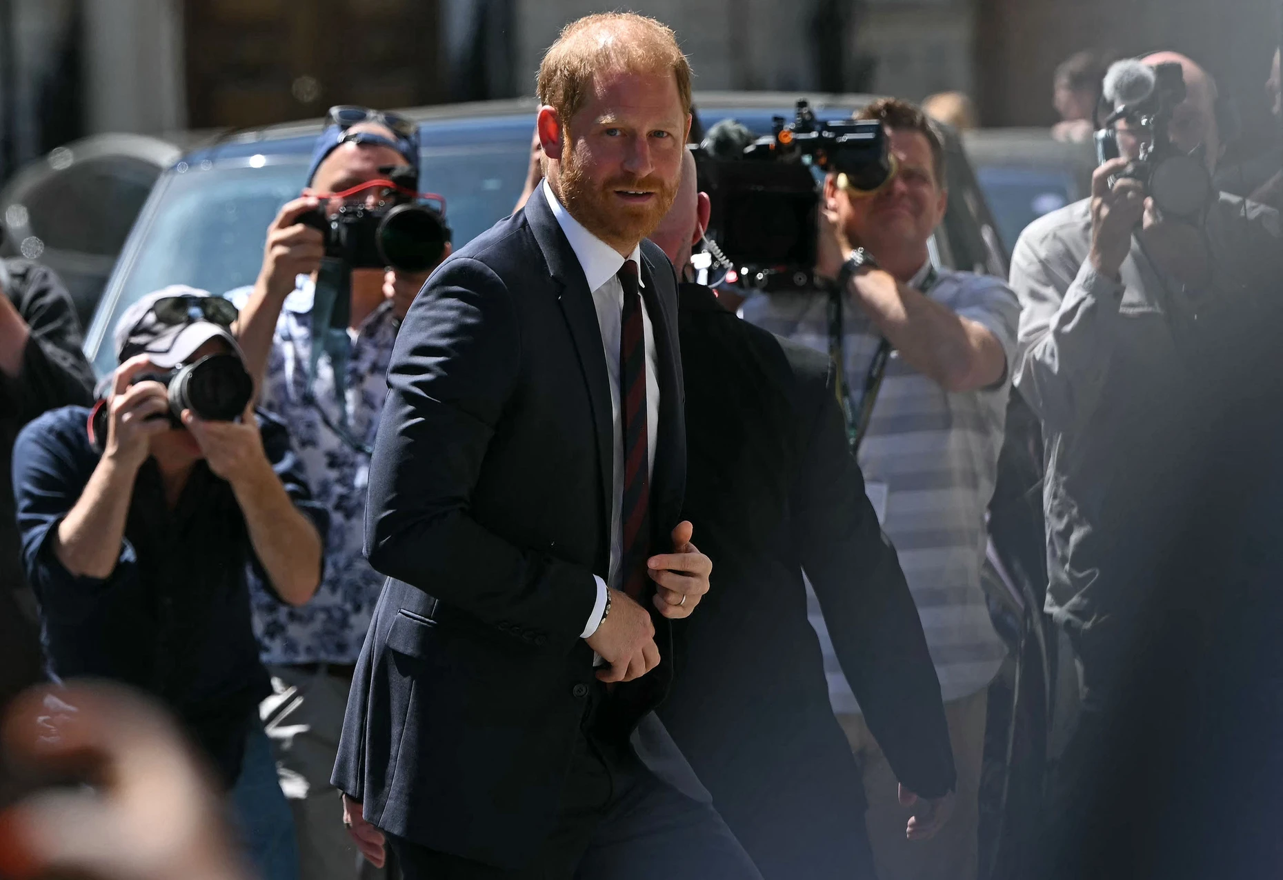Verstoßen oder wieder in Kontakt mit seinem Vater – je nachdem, in welcher Welt man lebt: Prinz Harry
