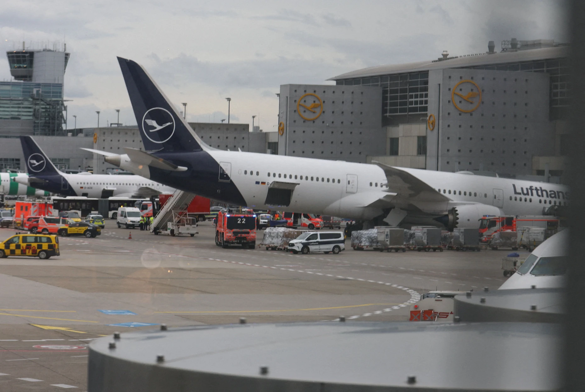 Die Flughafen-Feuerwehr hat sich rund um die defekte Boeing aufgestellt. Zunächst wurden Personal und Lufthansa-Crew aus der Maschine gebracht.