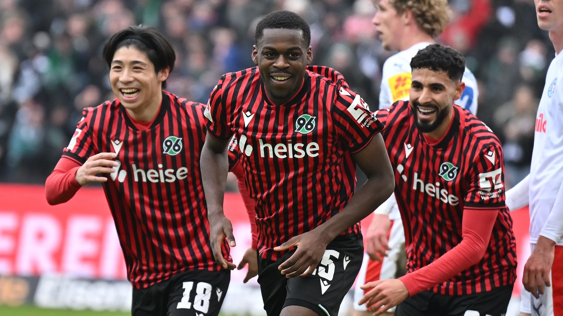 Ein neuer Achter für die Eintracht: Aséko, hier im Trikot von Hannover 96 (Mitte)