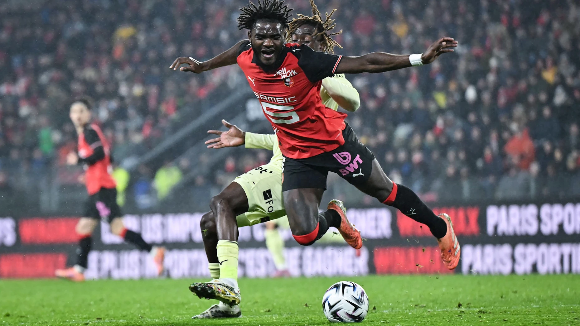 Abwehr-Zugang für die Eintracht: Lilian Brassier (in rot).