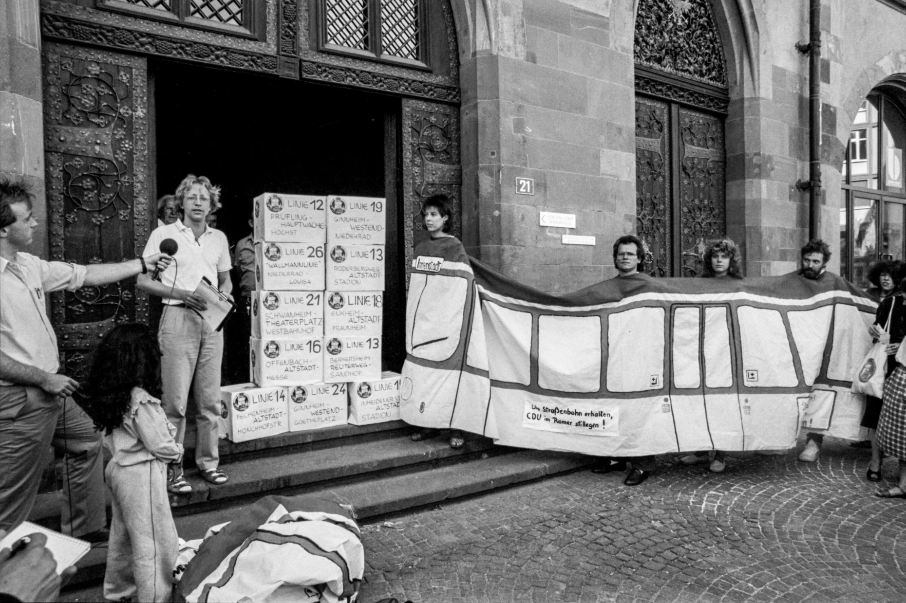 Am 7. August 1986 übergibt vor dem Frankfurter Römer die Bürgerinitiative offiziell insgesamt 65.000 Unterschriften für ein Bürgerbegehren. Politische Vertreter der Stadtregierung erscheinen nicht.