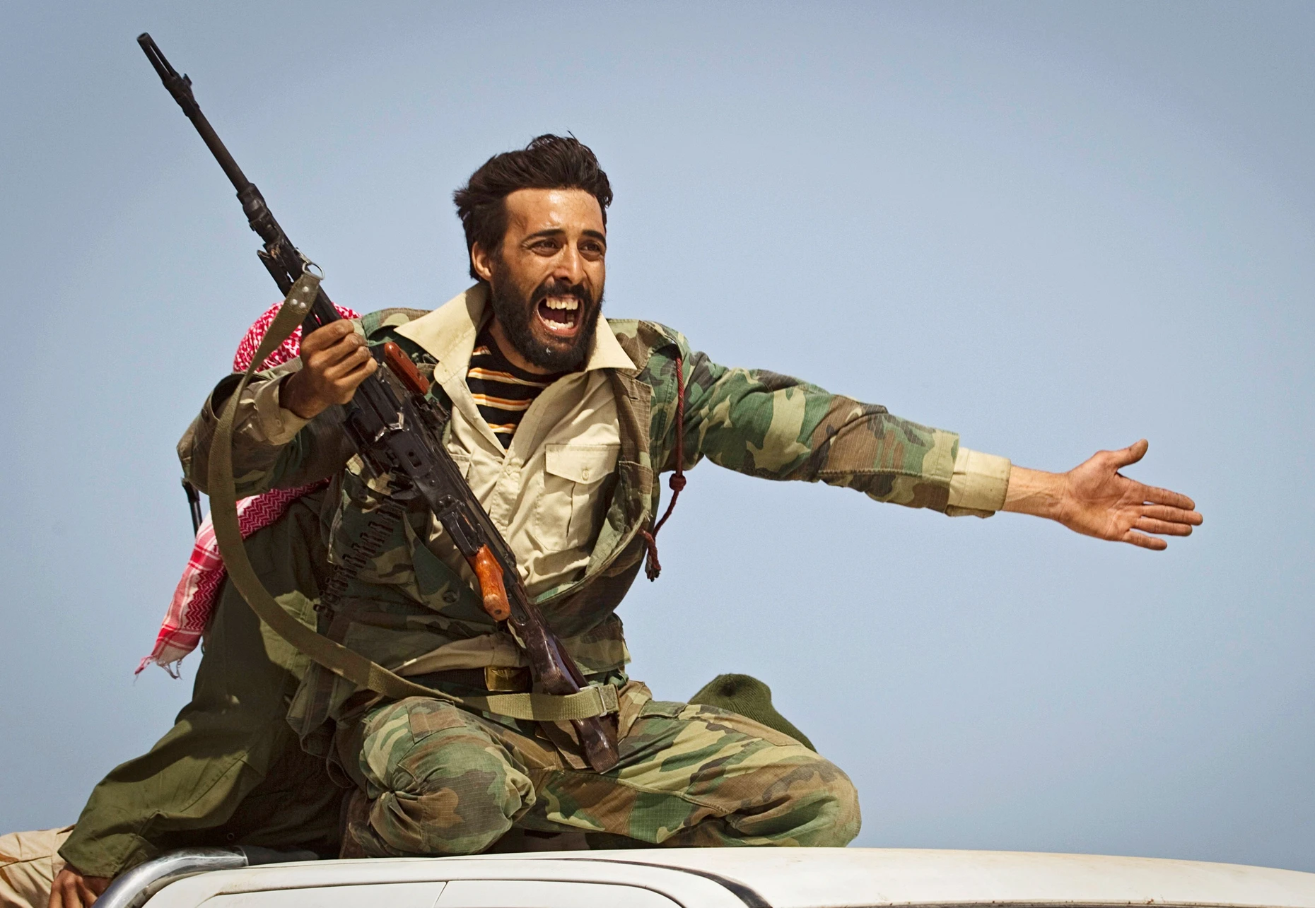 Ein lybischer Rebell warnt Zivilisten vor Angriffen der Gaddafi-Truppen bei Bin Jawaad, März 2011.