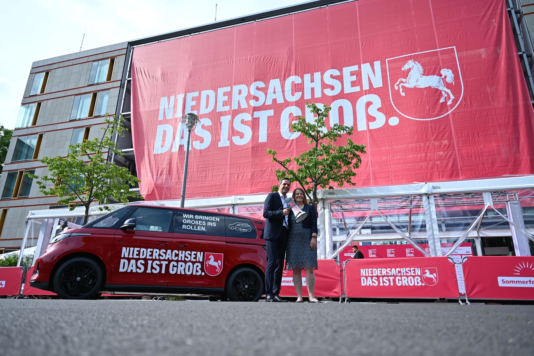 Niedersachsens Ministerpräsident Olaf Lies (SPD) und seine Stellvertreterin Julia Willie Hamburg (Grüne) bei der Präsentation der Imagekampagne in Berlin