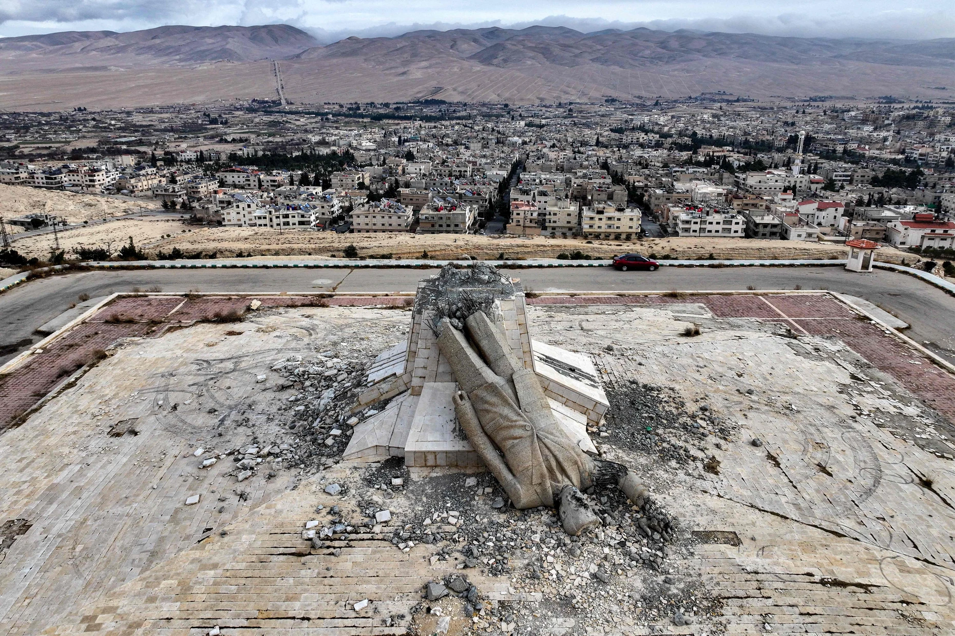 Die zerstörte Statue des früheren syrischen Präsidenten Hafez al Assad im Dezember 2024
