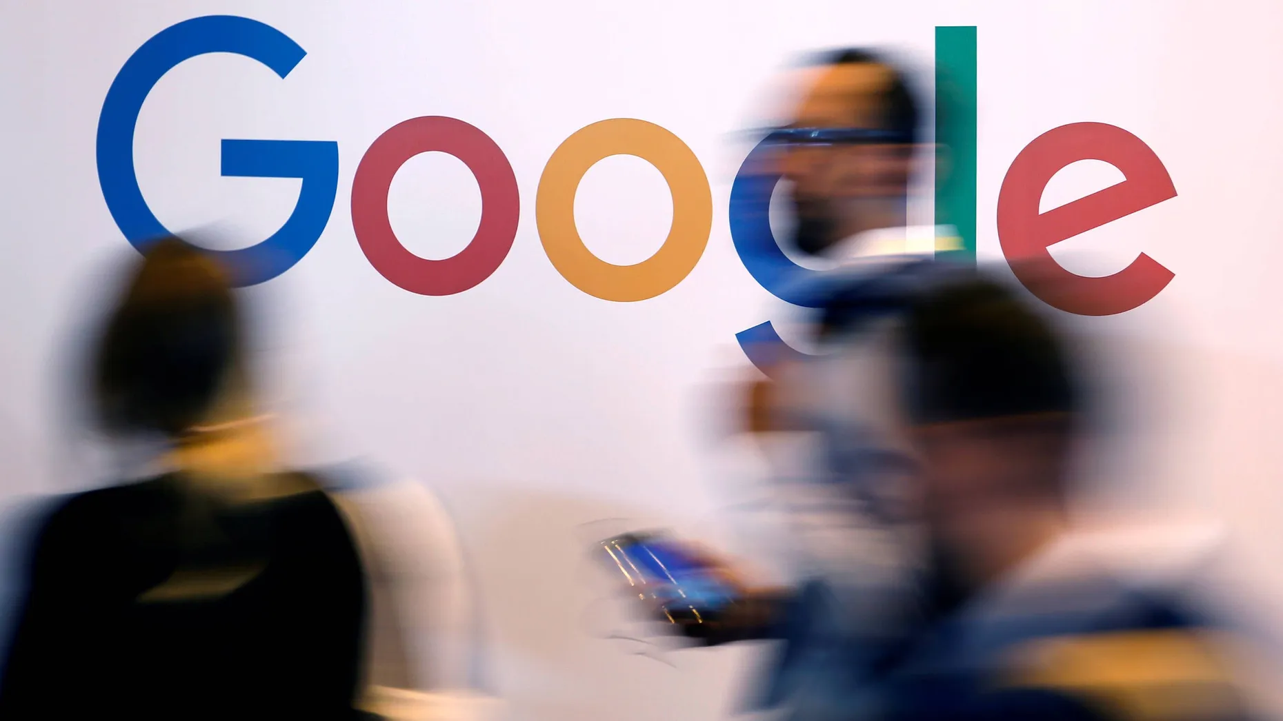 Das Google-Logo auf einer Konferenz in Paris