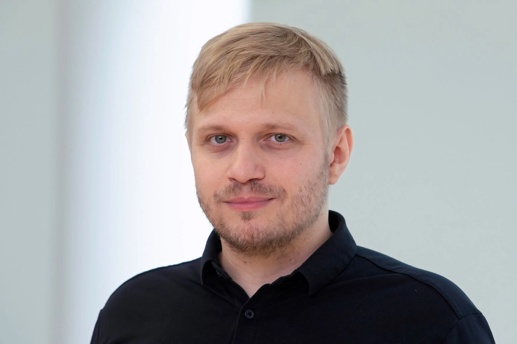 Hendrik Simon es historiador y politólogo del Instituto de Investigación para la Cohesión Social (FGZ) de la Universidad Goethe de Frankfurt y del Instituto Leibniz para la Investigación de la Paz y los Conflictos (PRIF).
