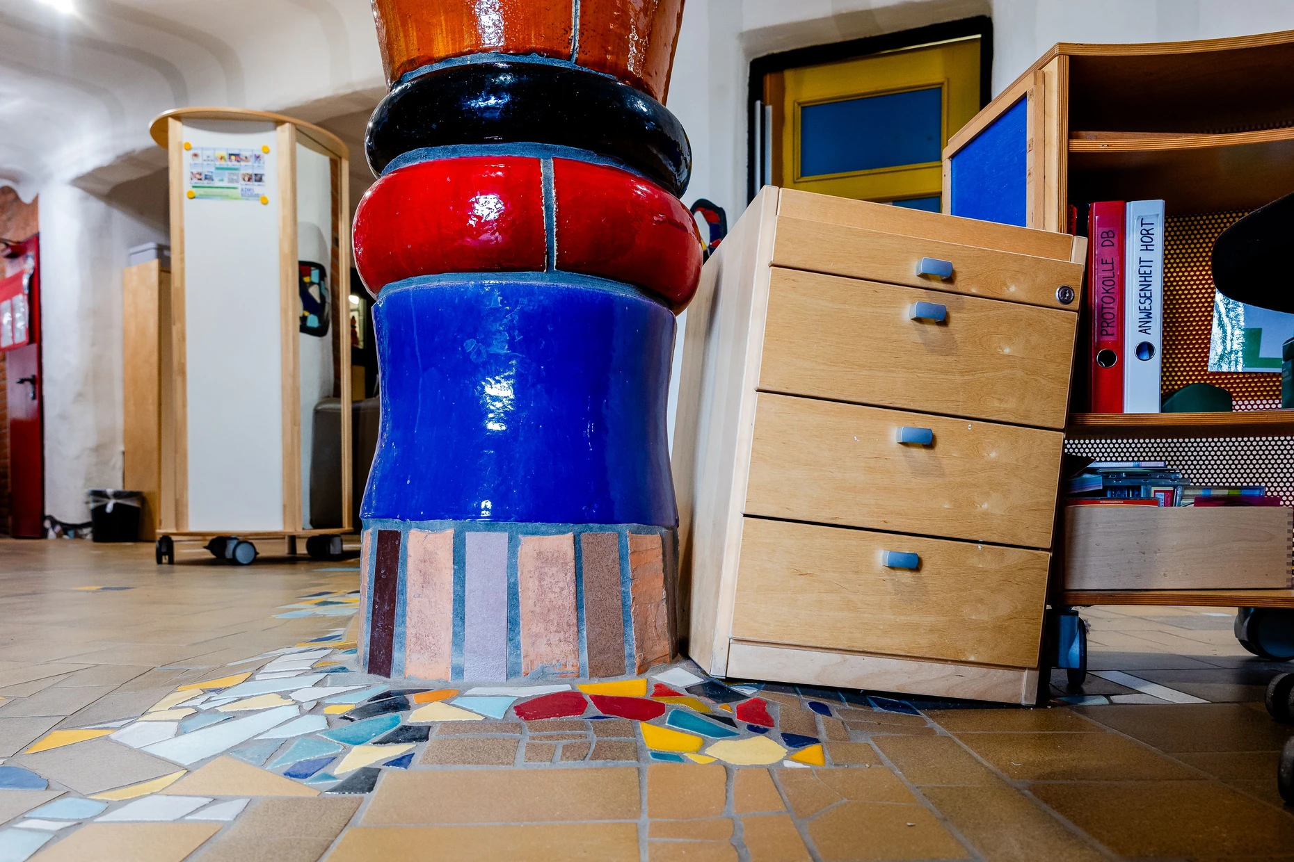Architektur mit Grenzen: der gewölbte Boden im Kindergarten.