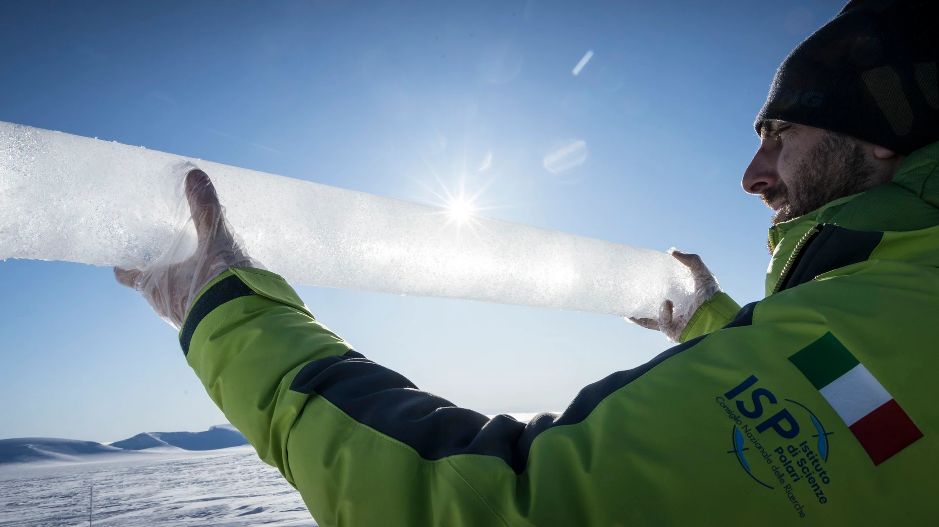 Geschafft: Ein Eisbohrkern aus dem Gletscher Holtedahfonna