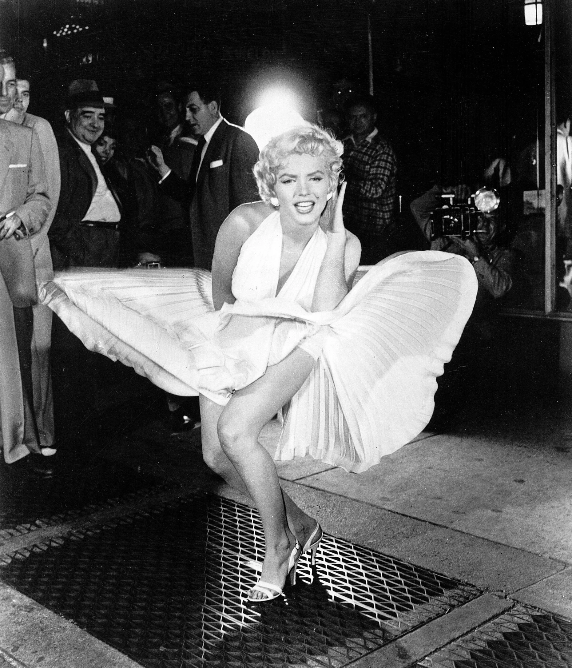 Hier wird bestimmt ein Film gedreht! Oder doch nur ein Werbefoto gemacht? Gewöhnlich kommt in Werbekampagnen vor Kinostarts vor allem heiße Luft zum Einsatz, bei „The Seven Year Itch“ war es auch kalte.