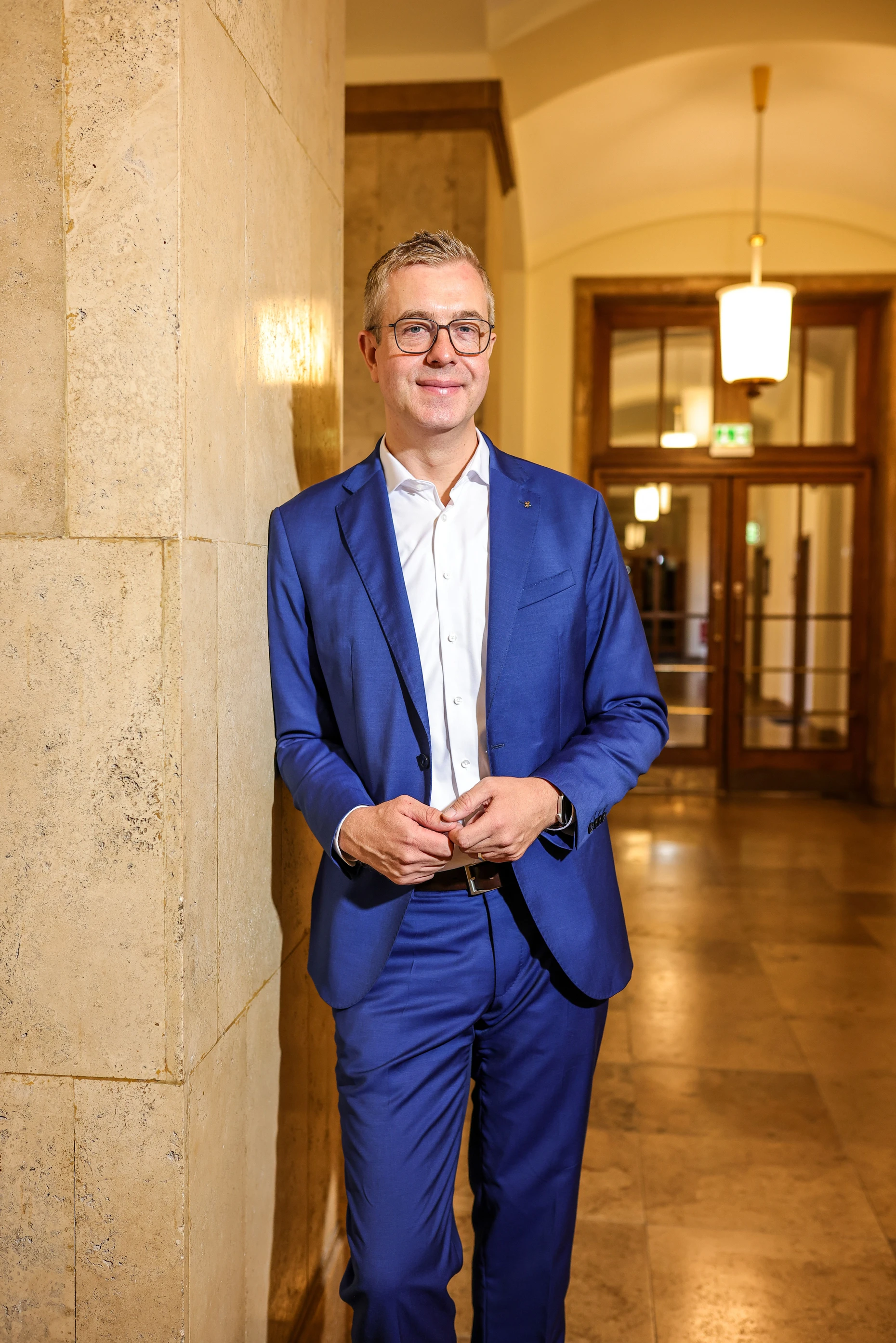 Stefan Evers am Samstag in einem Flur des Roten Rathauses in Berlin