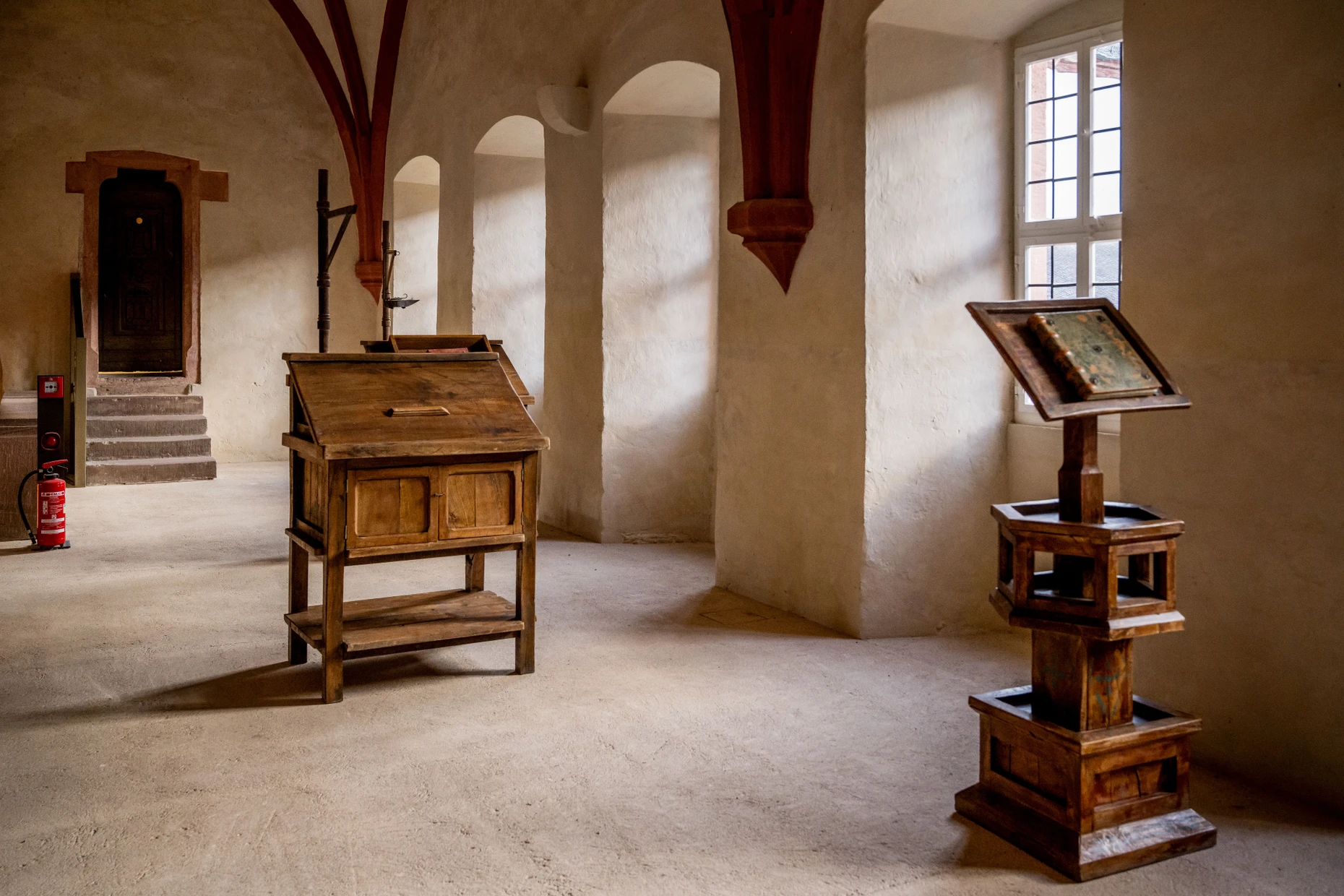 Filmrequisiten vor der „Verbotenen Tür“ in der Ausstellung im Dormitorium