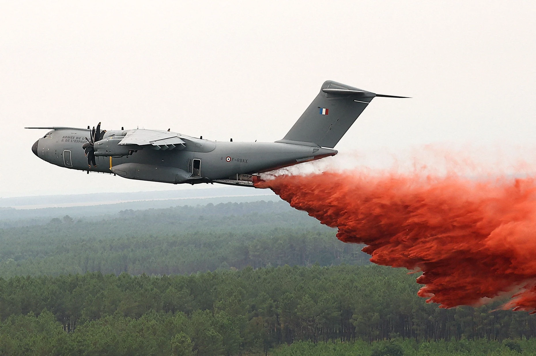 Nun als Löschflugzeug im Einsatz: Ein Airbus A400M der französischen Armee