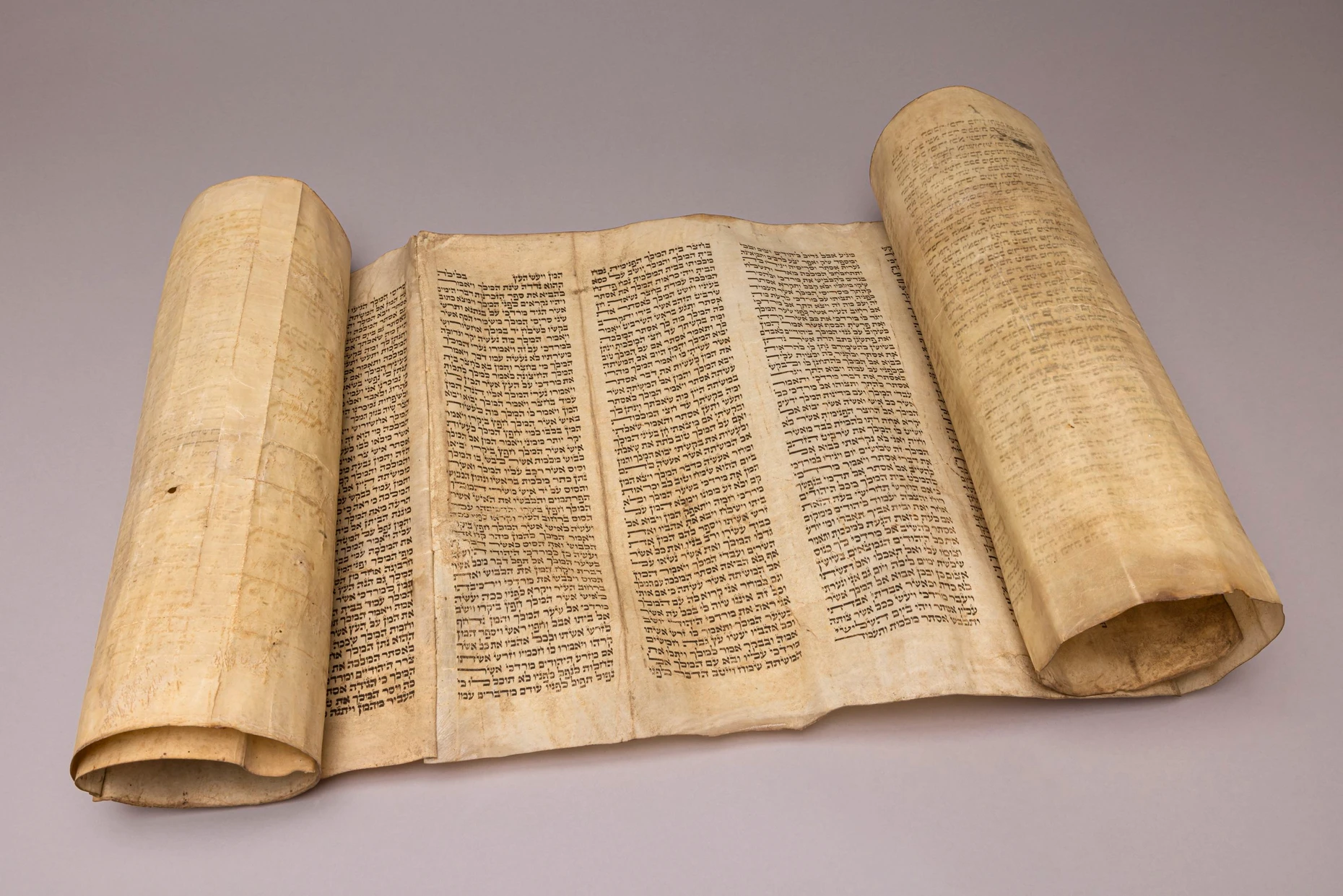 Zum Vorlesen an Purim: Schriftrolle mit der Geschichte der biblischen Königin Esther