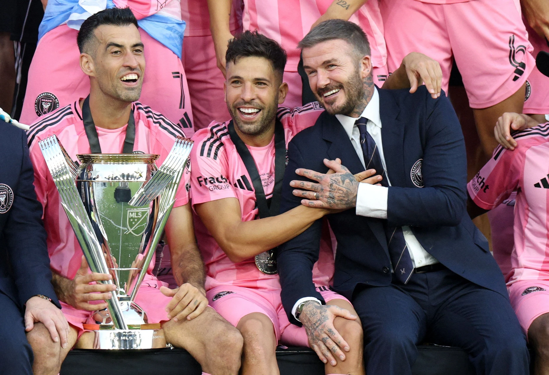  David Beckham, Miteigentümer von Inter Miami, feiert am 6. Dezember 2025 in Fort Lauderdale gemeinsam mit den Spielern Sergio Busquets und Jordi Alba den Gewinn des MLS Cups gegen die Vancouver Whitecaps, für die der frühere Bayern-Star Thomas Müller spielt.
