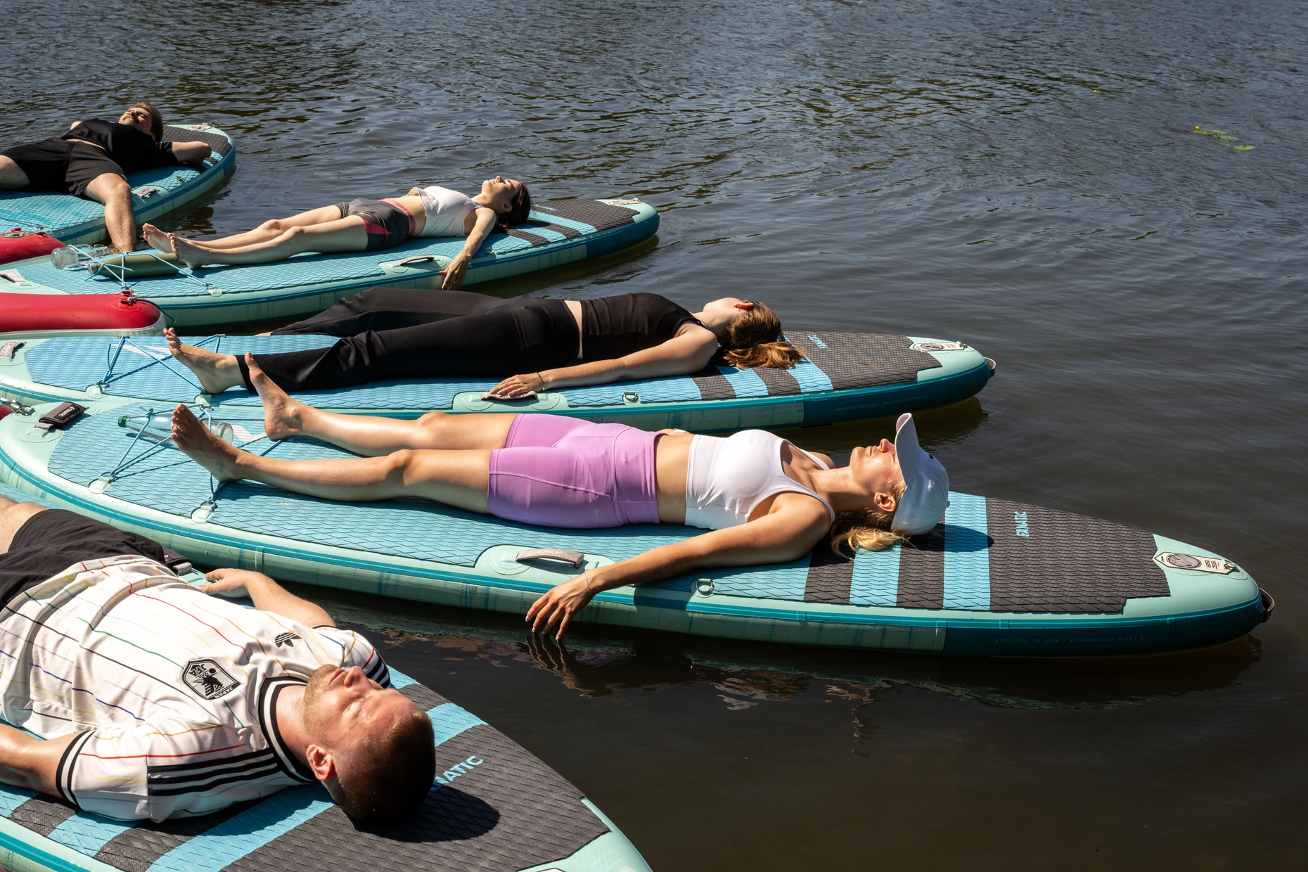 Die Fingerspitzen im Wasser: Tobi und Carina entspannen zusammen mit der Gruppe in der Sonne.