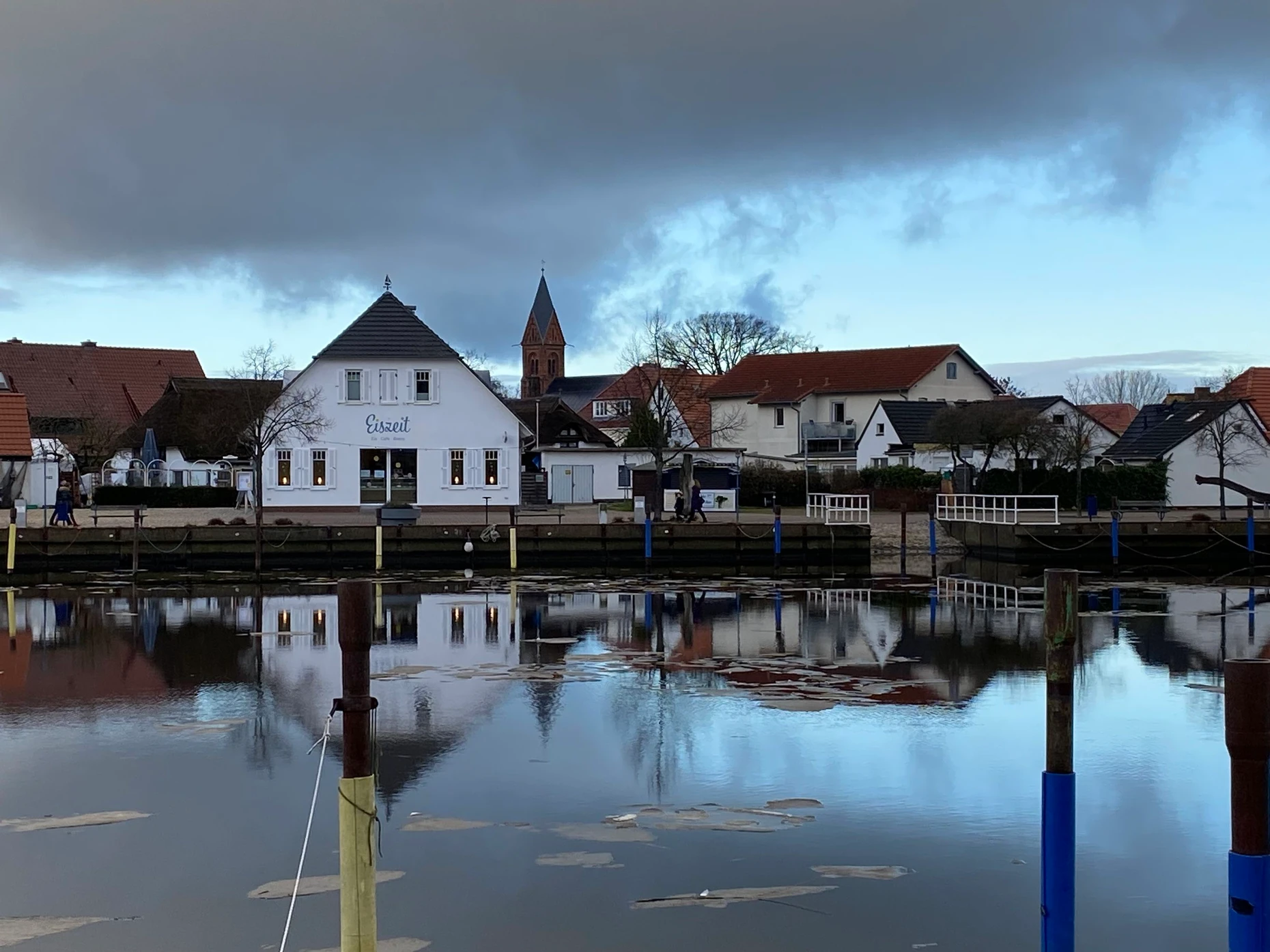 Wieck bei Greifswald, etwa in der Mitte die Bugenhagenkirche, an der Gerhard Dallmann von 1965 bis 1991 Pfarrer war Jan Brachmann