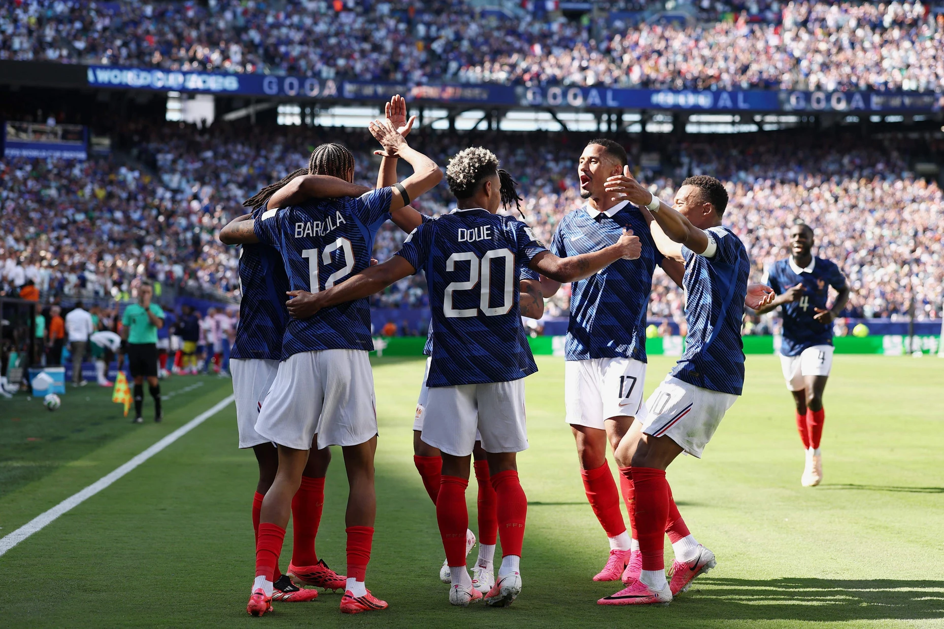 Ein Star-Ensemble in Amerika: Die Franzosen jubeln über das 2:0 von Barcola.