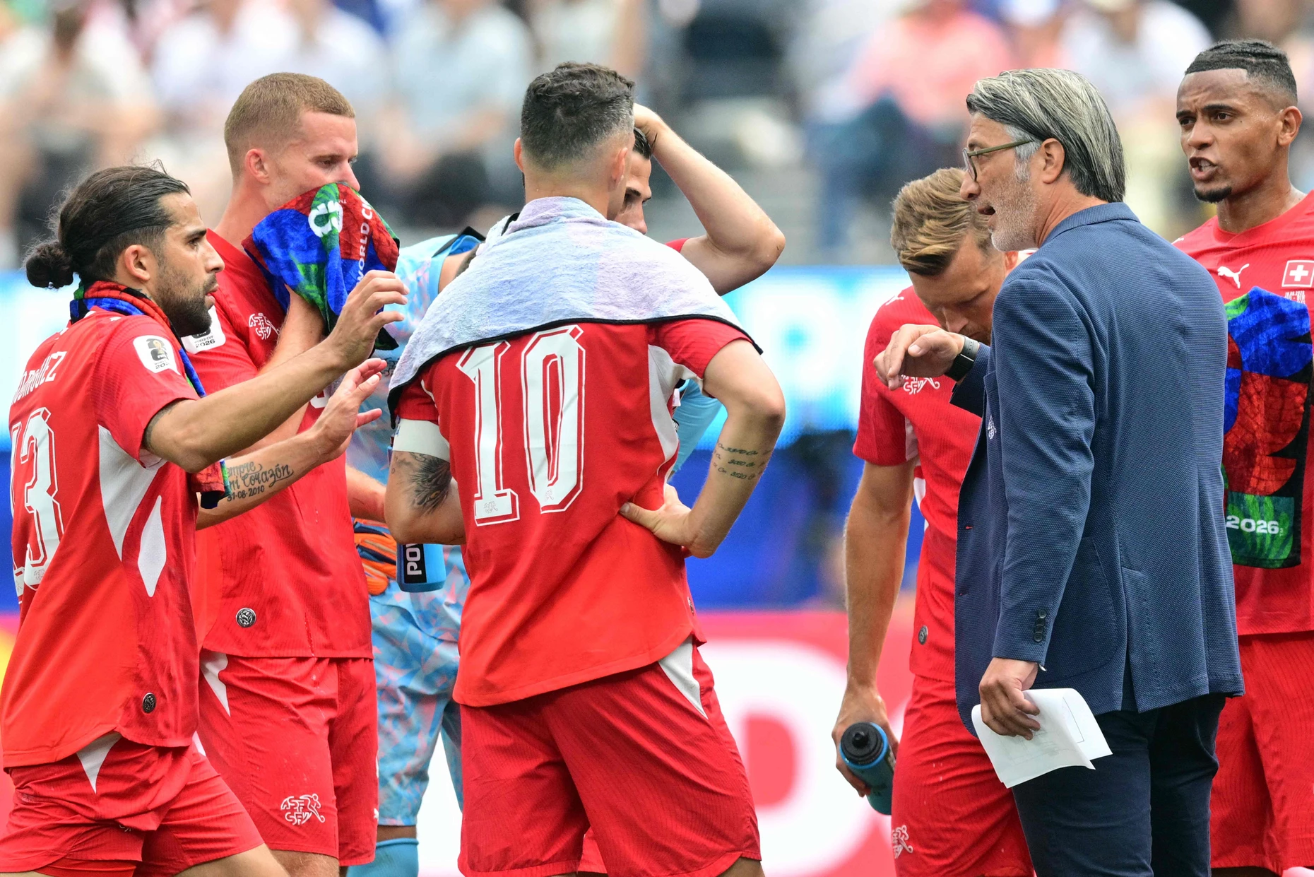 Hatte ein gutes Händchen mit seinen Einwechslungen: Trainer Murat Yakin (r.)