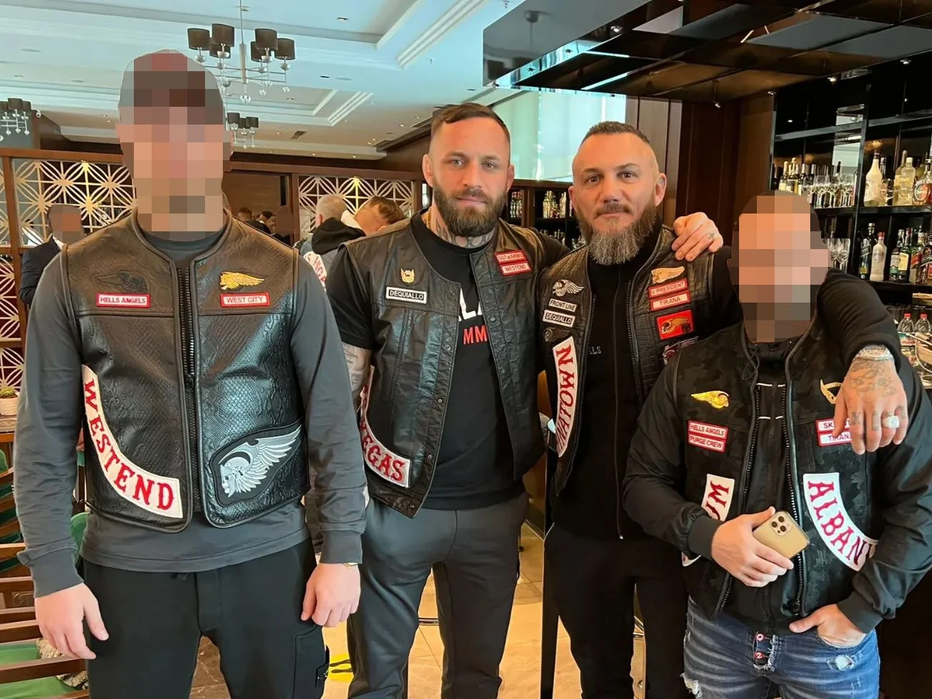 In Deutschland verboten: Dieses Foto von Eckerlin in Kutte wurde offensichtlich 2022 in Istanbul aufgenommenm; neben ihm der wegen Totschlags verurteilte Timur A.