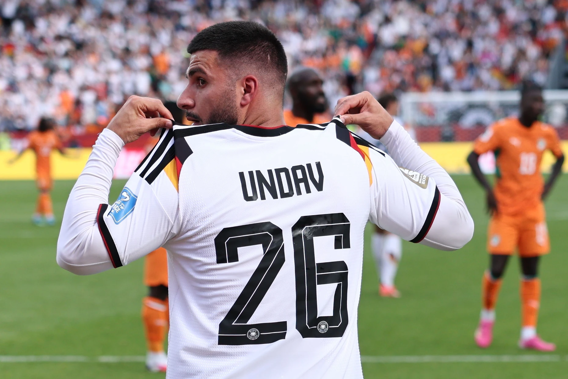 Dann macht es bumm: Deniz Undav bejubelt sein Tor zum 2:1