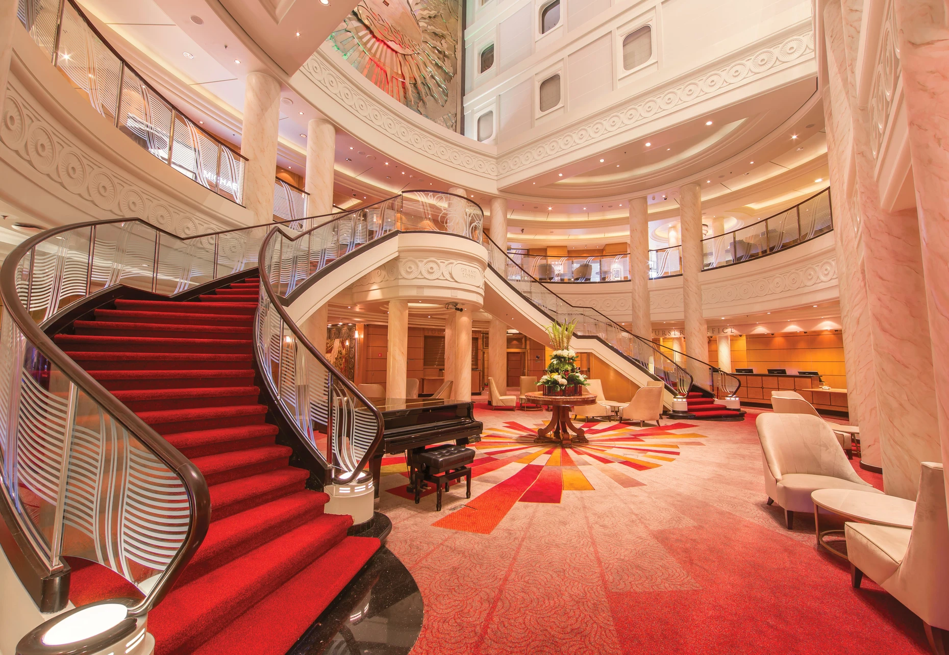 Auch hier steht ein Flügel: die Grand Lobby der Queen Mary 2