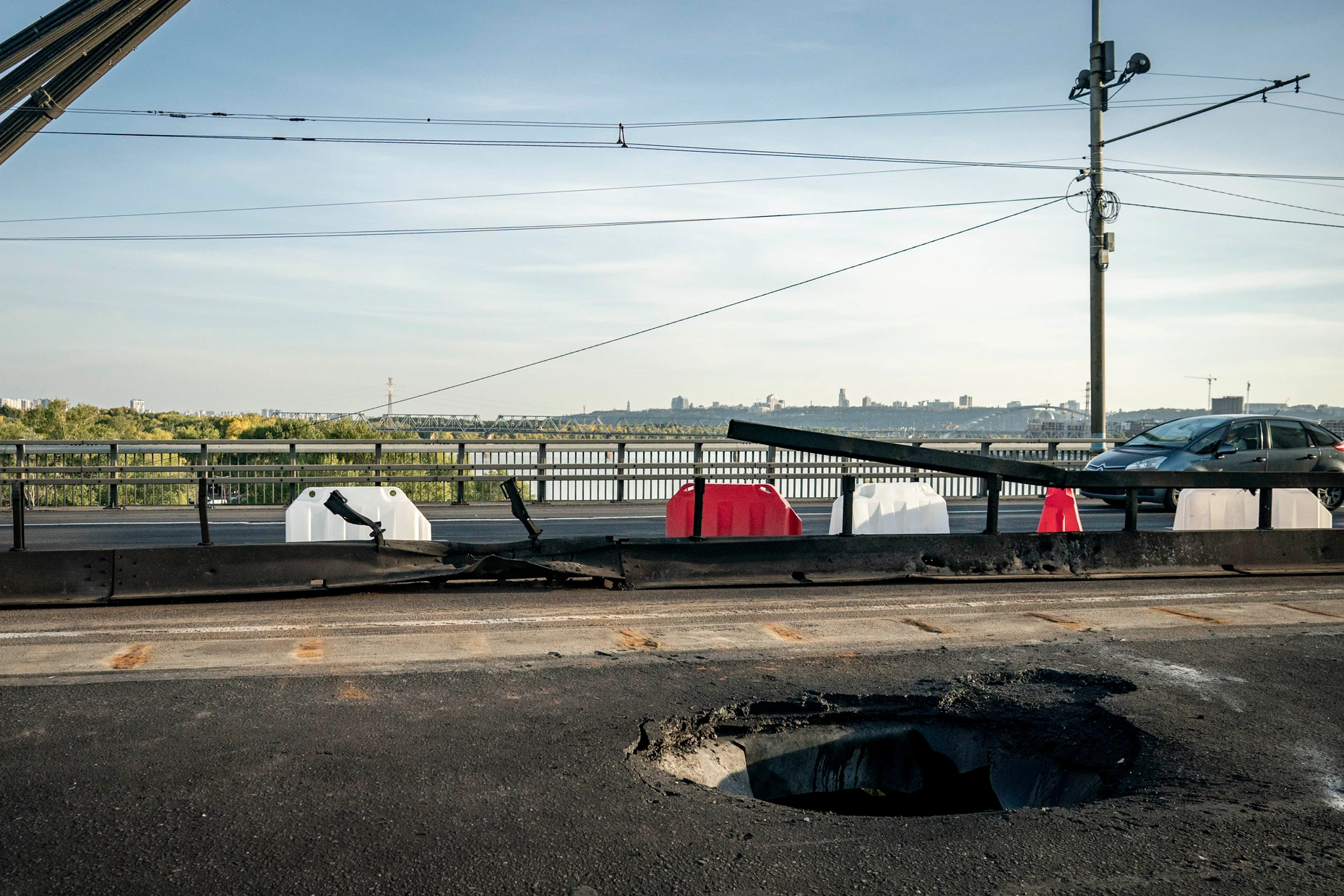 Russian attack during the Chancellor's visit: Security forces after a Russian drone attack on the North Bridge over the Dnipro in Kyiv.