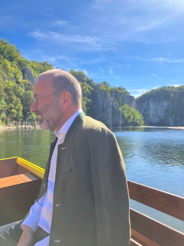 Manfred Weber bei einer Schifffahrt auf der Donau