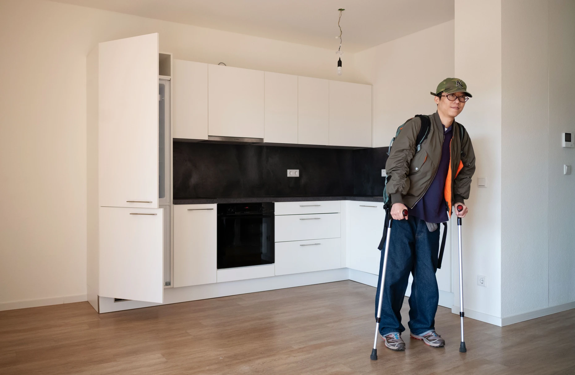 Hieu Hoang Trung in seiner neuen Wohnung. An den Unfall kann er sich kaum noch erinnern.