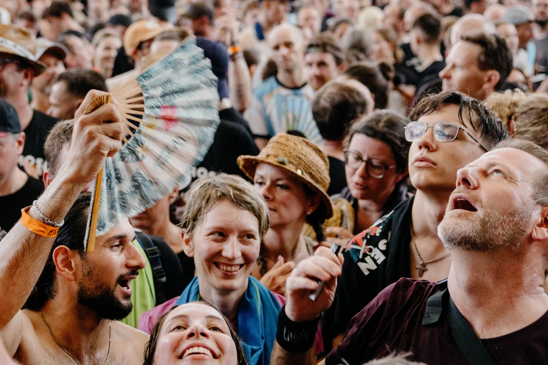 Zu heiß: Fans kühlen sich mit einem Fächer ab.