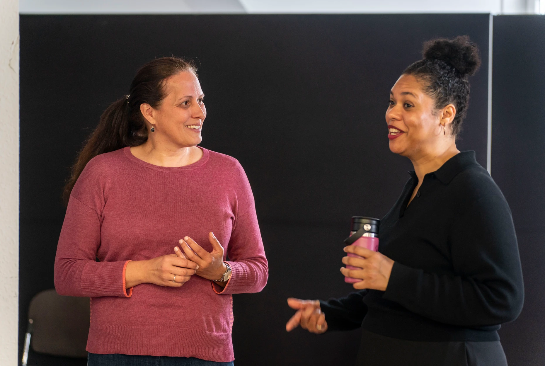 Initiatorin von „Open Young Ears!“ Ina Meineke (l.)  mit der britischen Komponistin Hannah Kendall