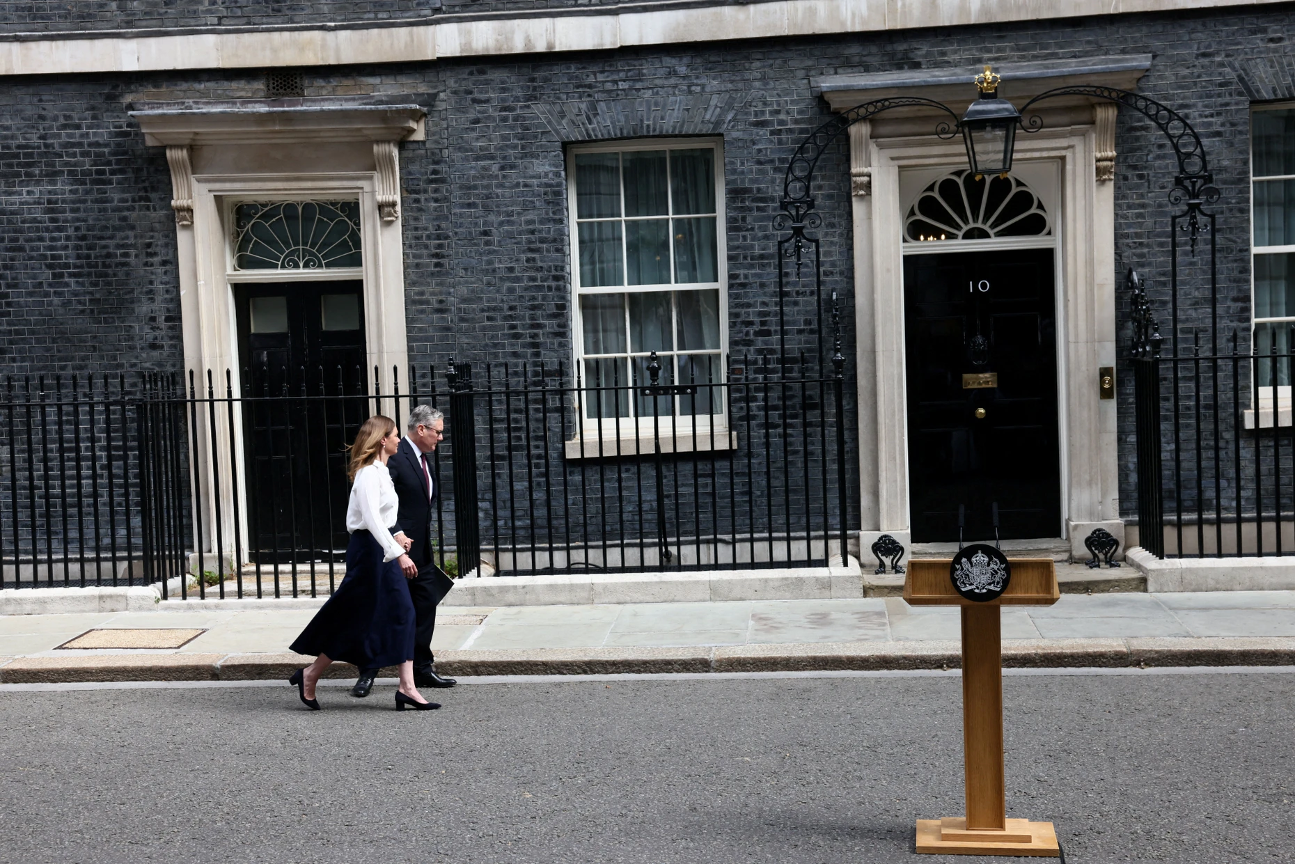 Der britische Premierminister Keir Starmer mit seiner Frau am 22. Juni, nachdem er seinen Rücktritt verkündet hat