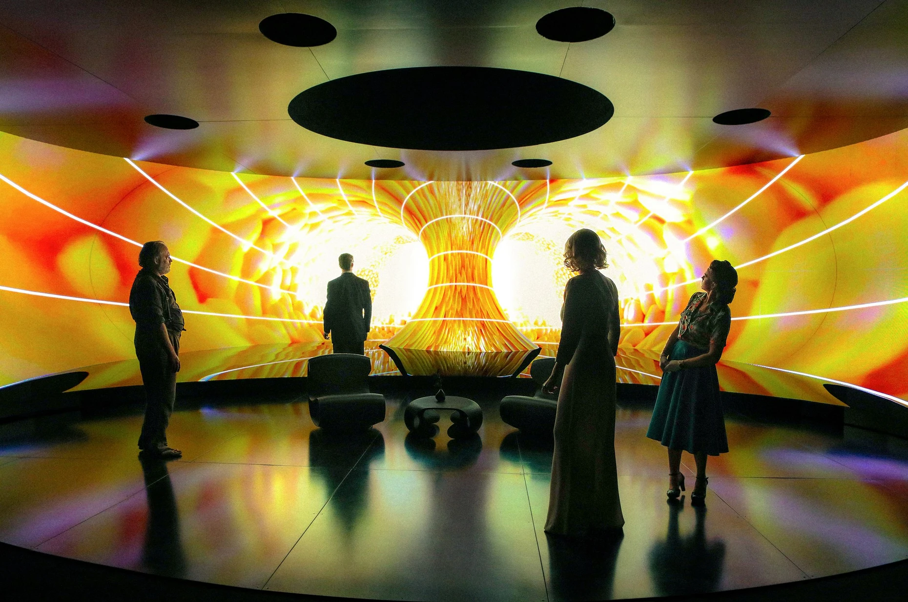 Der Look stimmt: KI bestimmt die Ästhetik im Bunker der Tech-Milliardärin in „Moneyland“.